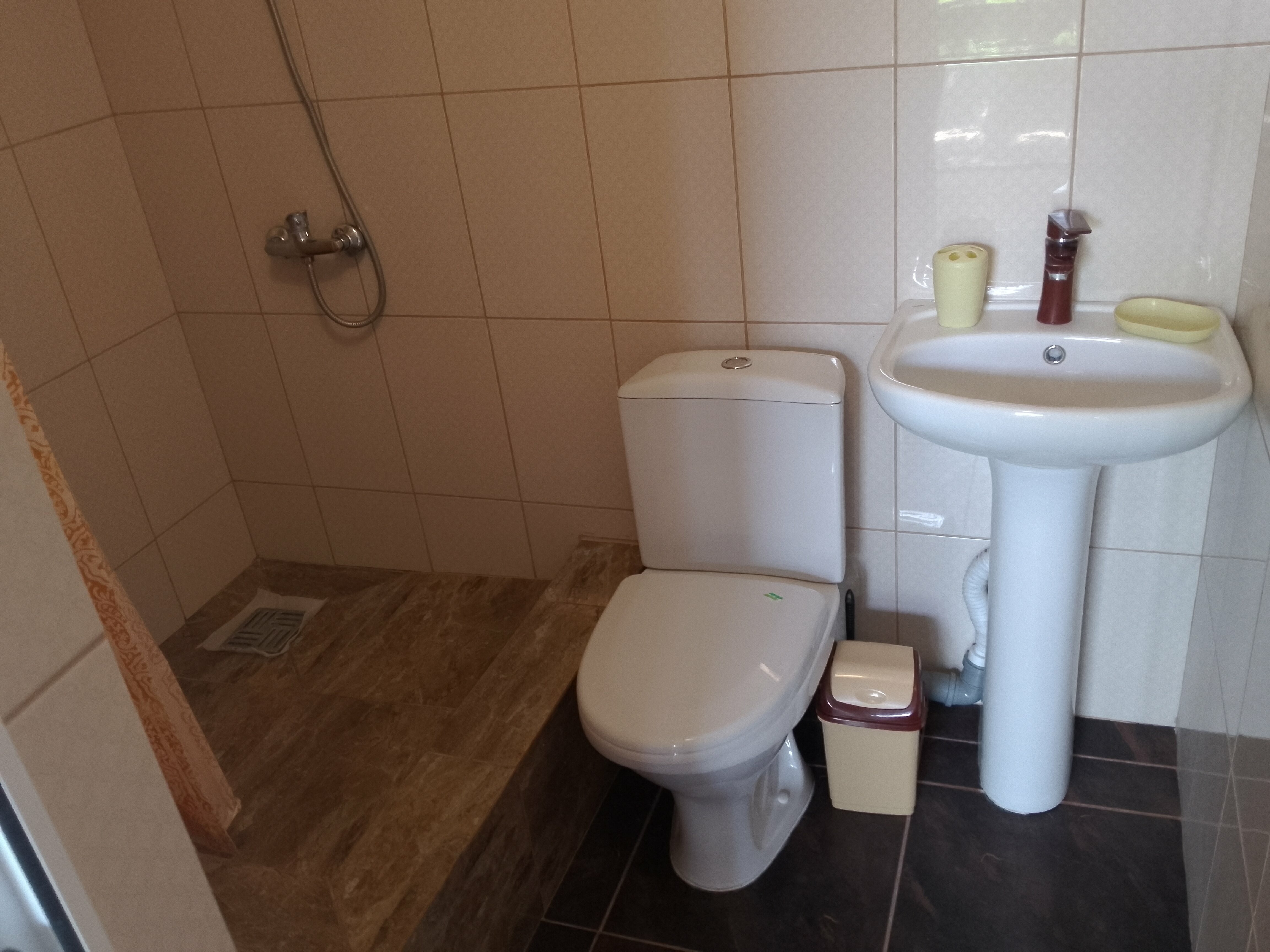 Двухместный номер с 1 кроватью, балконом и видом на горы.