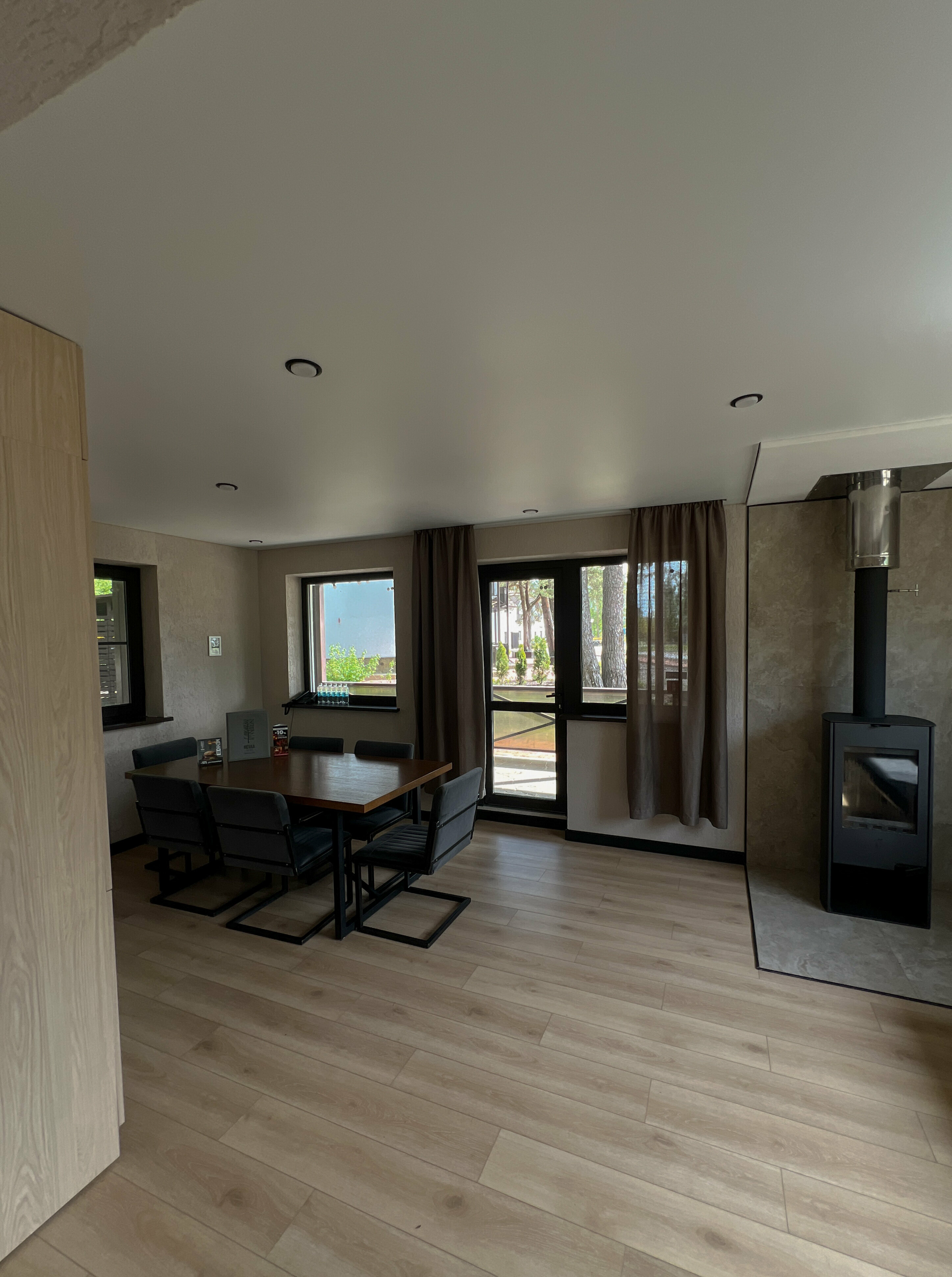 Коттедж с 3 спальнями, баней и купелью  (растопка бани и купели не включены в стоимость)