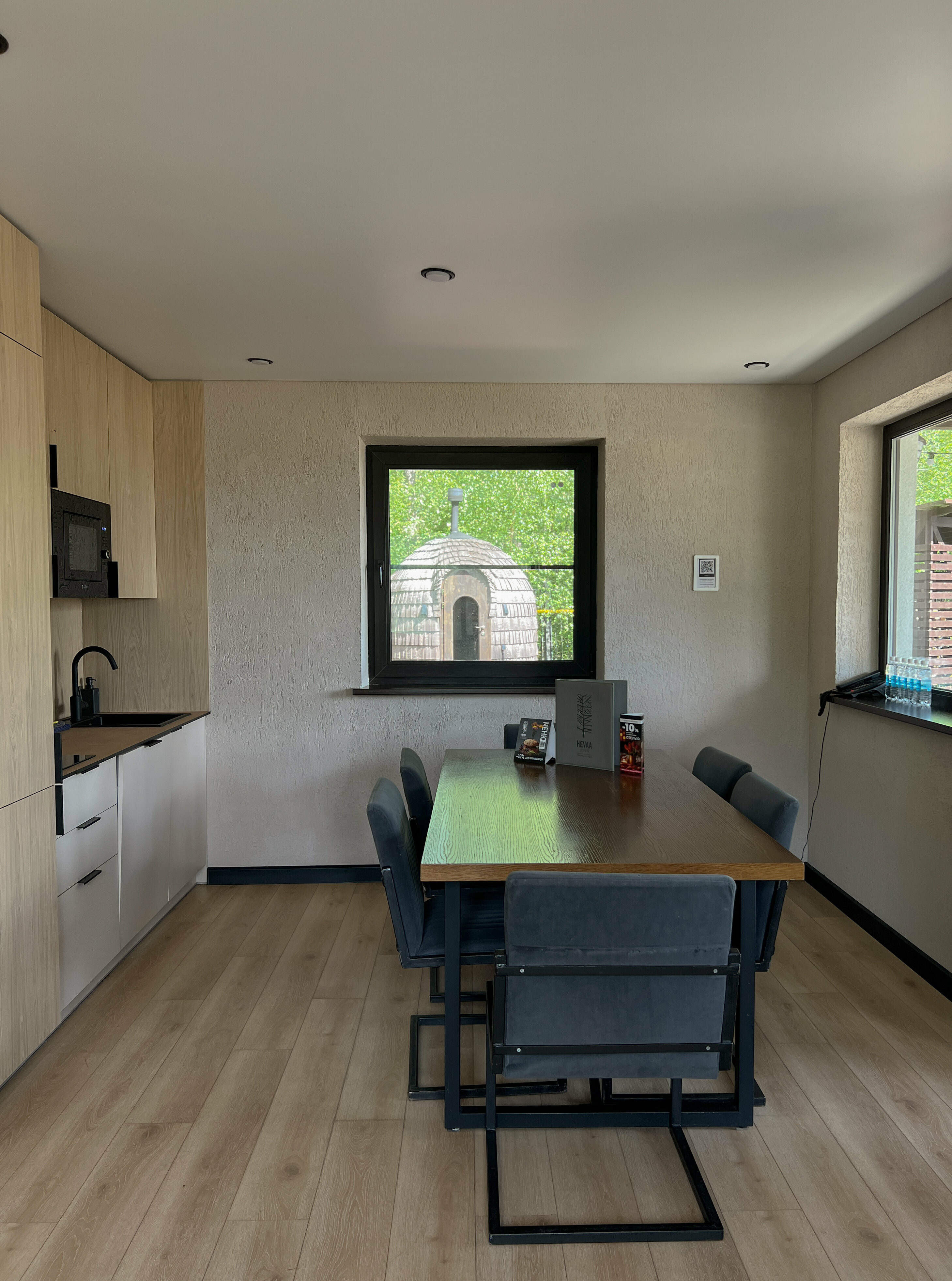 Коттедж с 3 спальнями, баней и купелью  (растопка бани и купели не включены в стоимость)