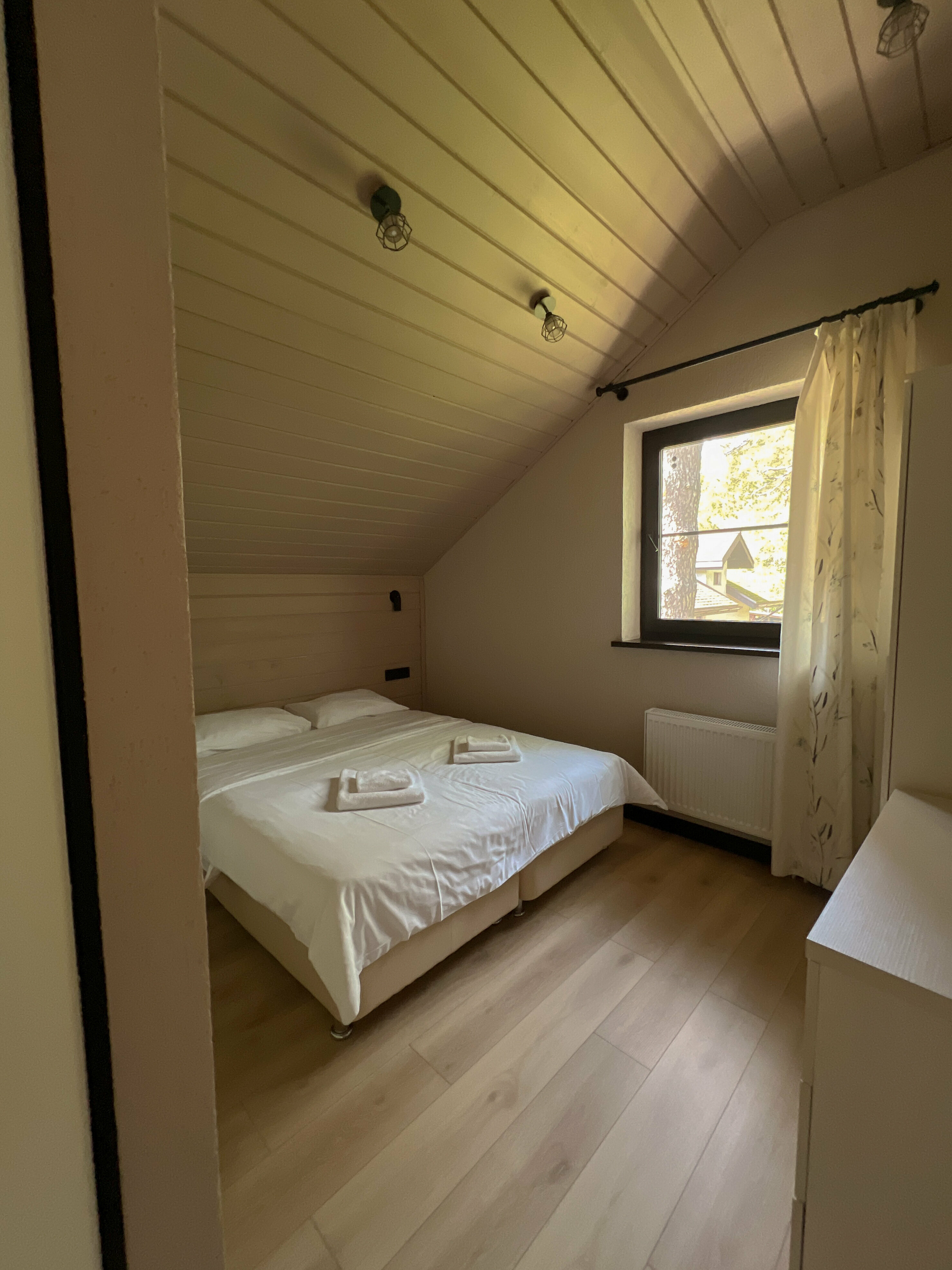 Коттедж с 3 спальнями, баней и купелью  (растопка бани и купели не включены в стоимость)