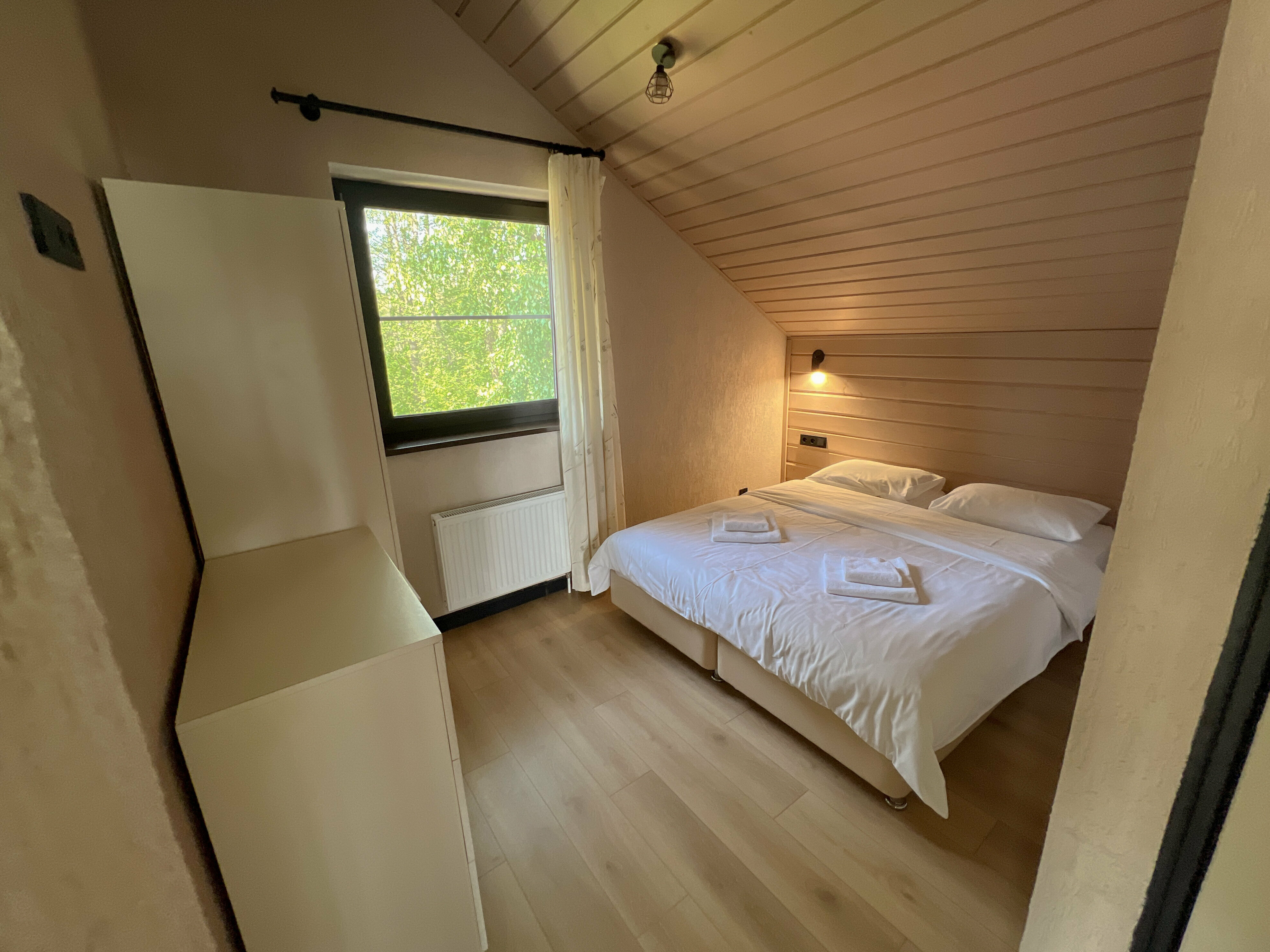 Коттедж с 3 спальнями, баней и купелью  (растопка бани и купели не включены в стоимость)