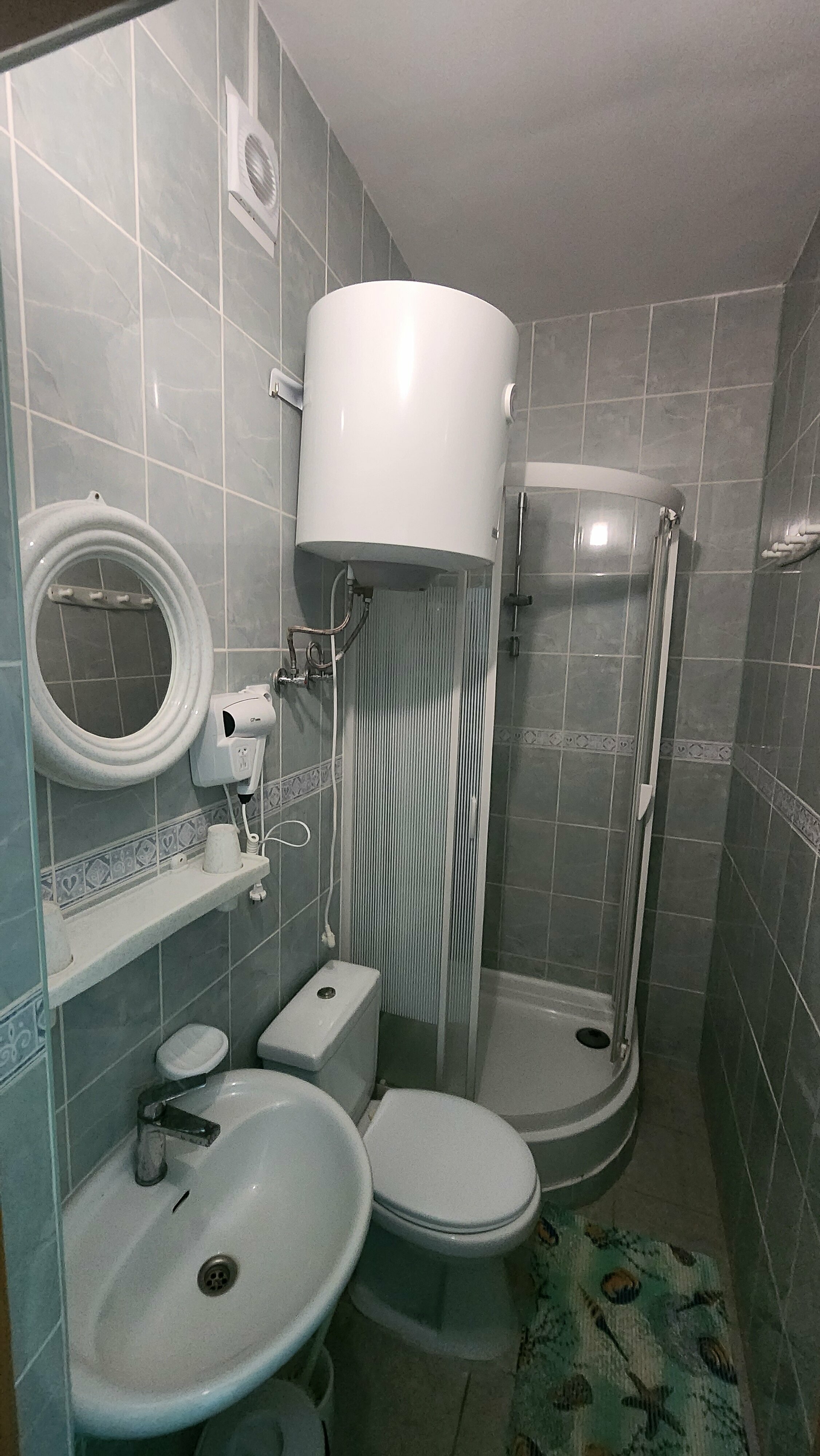 Трехместный номер «Комфорт» с душем