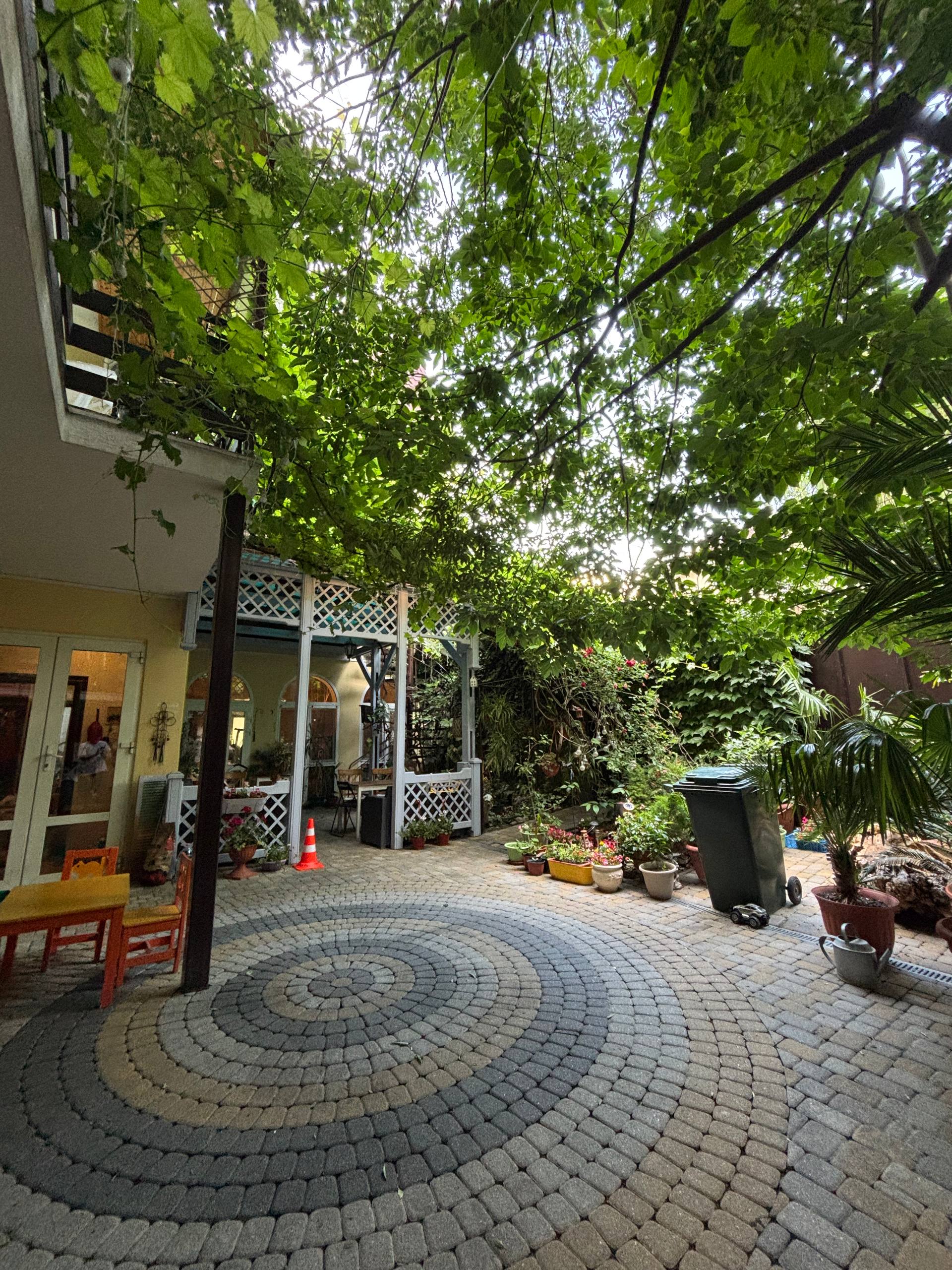 Трехместный номер с видом на сад