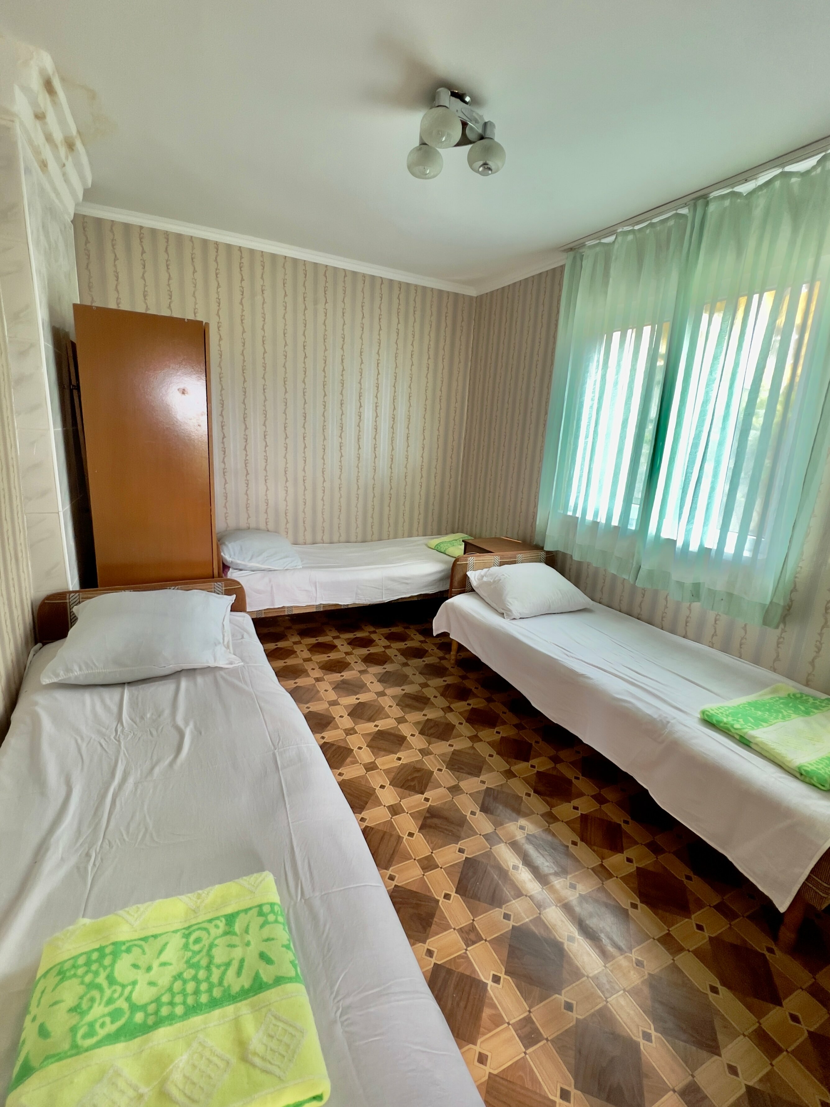 Трехместный номер с видом на сад