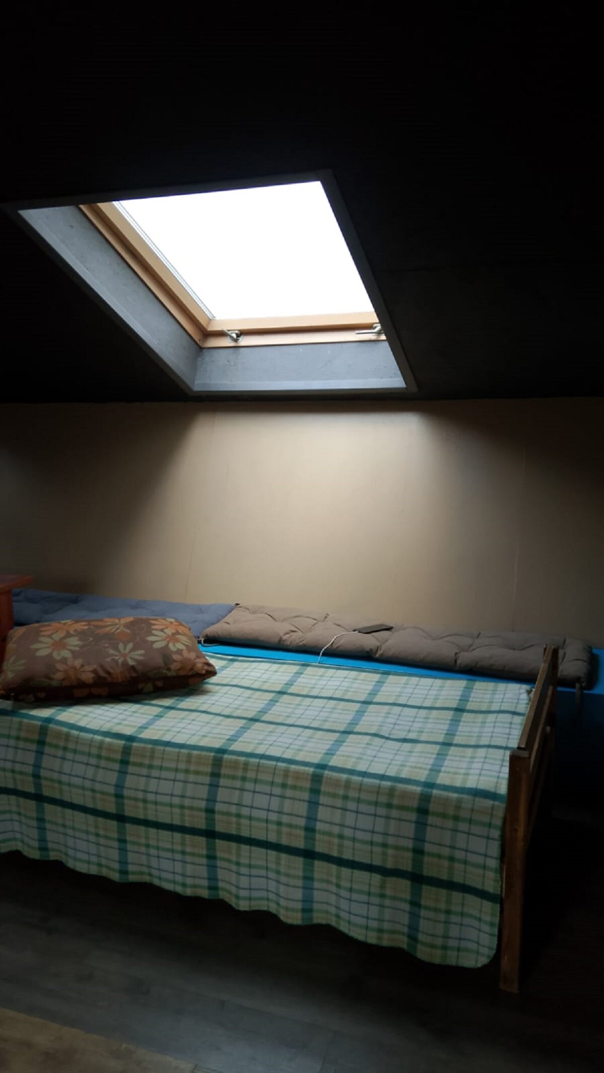 Спальное место на двухъярусной кровати в общем номере для мужчин и женщин