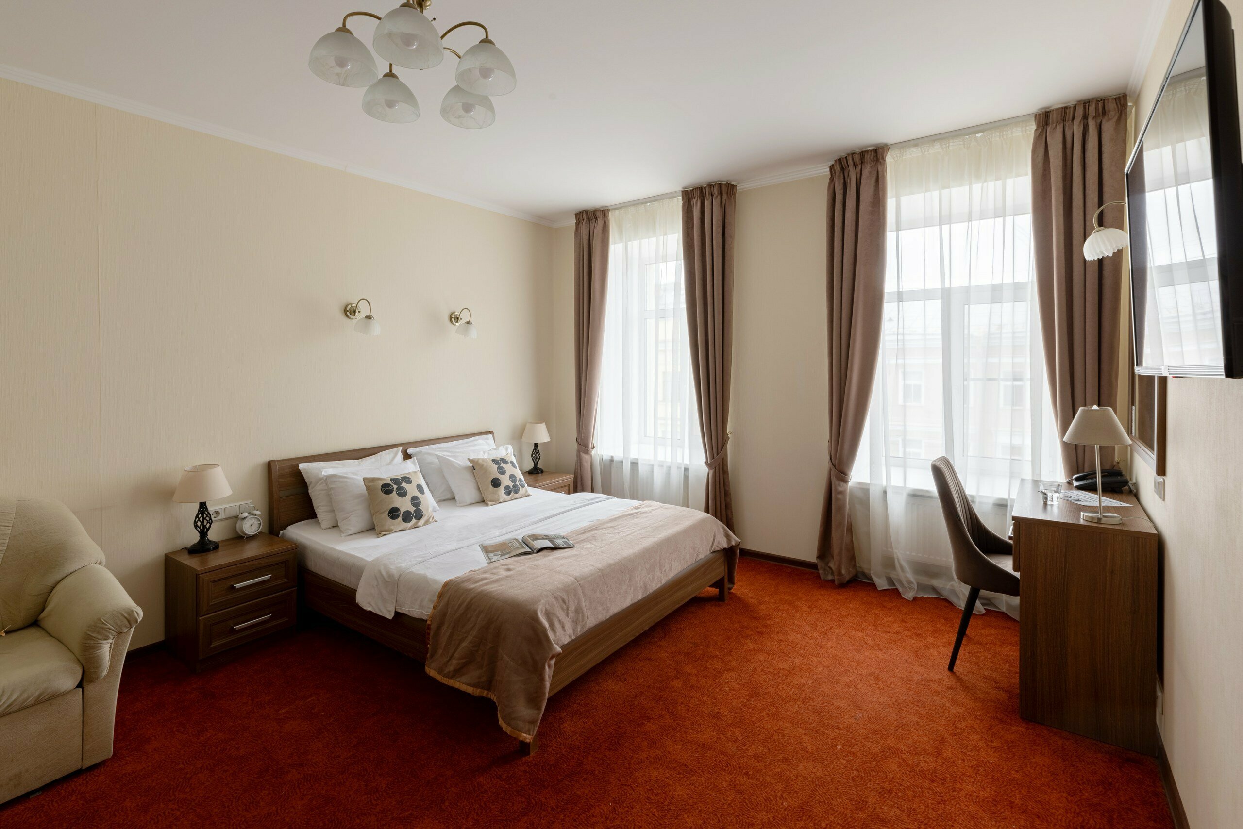 СЕМЕЙНЫЙ КОМФОРТ с кроватью Queen size, диваном, гидромассажной ванной и угловым видом на Владимирский собор