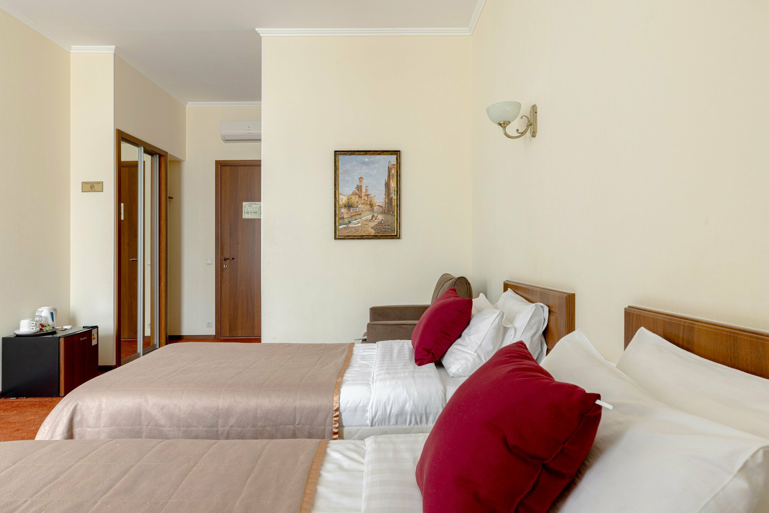 СТАНДАРТ с 1 двуспальной или 2мя раздельными кроватями с видом на Б. Московскую улицу или тихий Питерский дворик