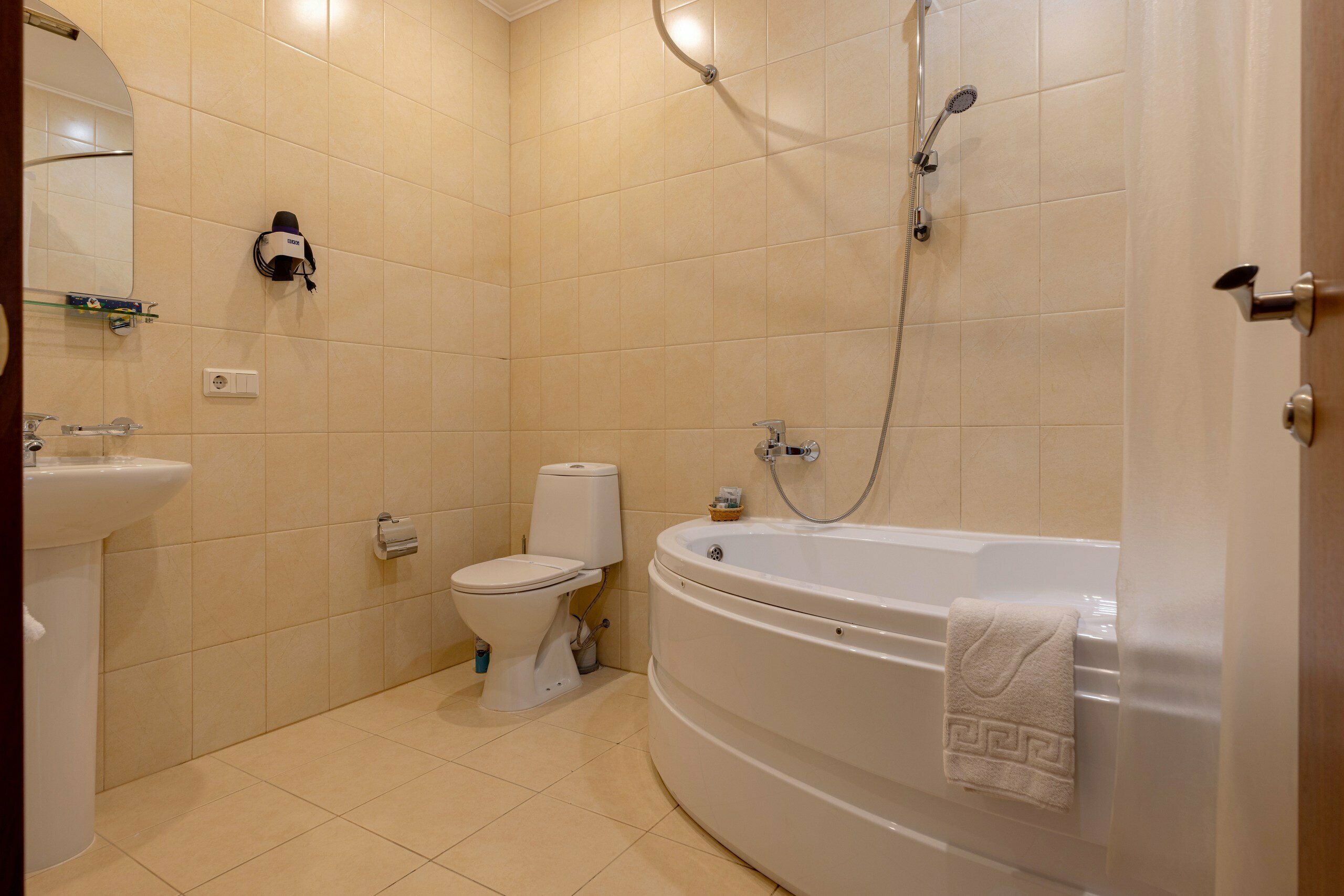 СЕМЕЙНЫЙ КОМФОРТ с кроватью Queen size, диваном, гидромассажной ванной и угловым видом на Владимирский собор