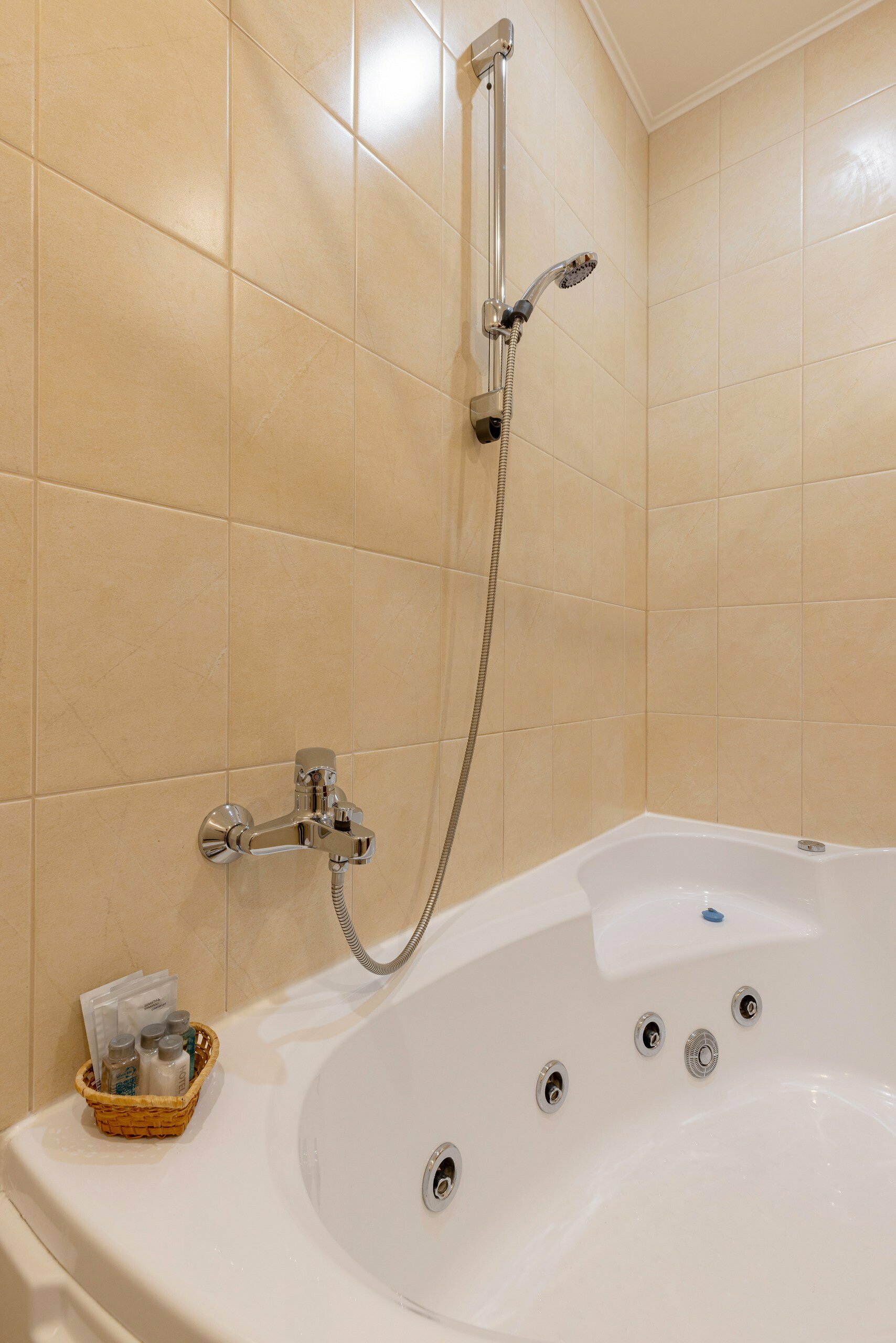 СЕМЕЙНЫЙ КОМФОРТ с кроватью Queen size, диваном, гидромассажной ванной и угловым видом на Владимирский собор