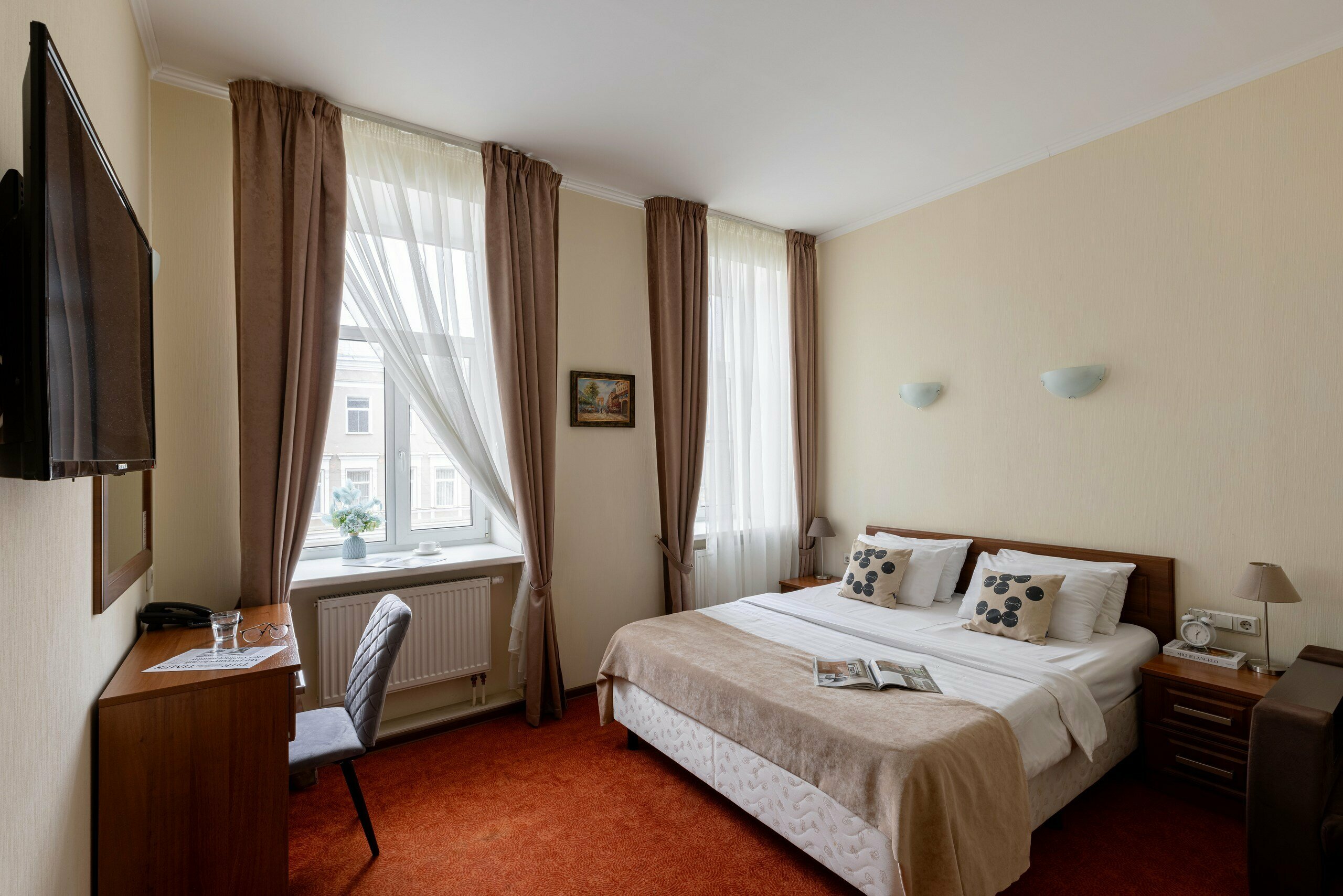 УЛУЧШЕННЫЙ с кроватью Queen-size, гидромассажной ванной и видом на Б.Московскую улицу