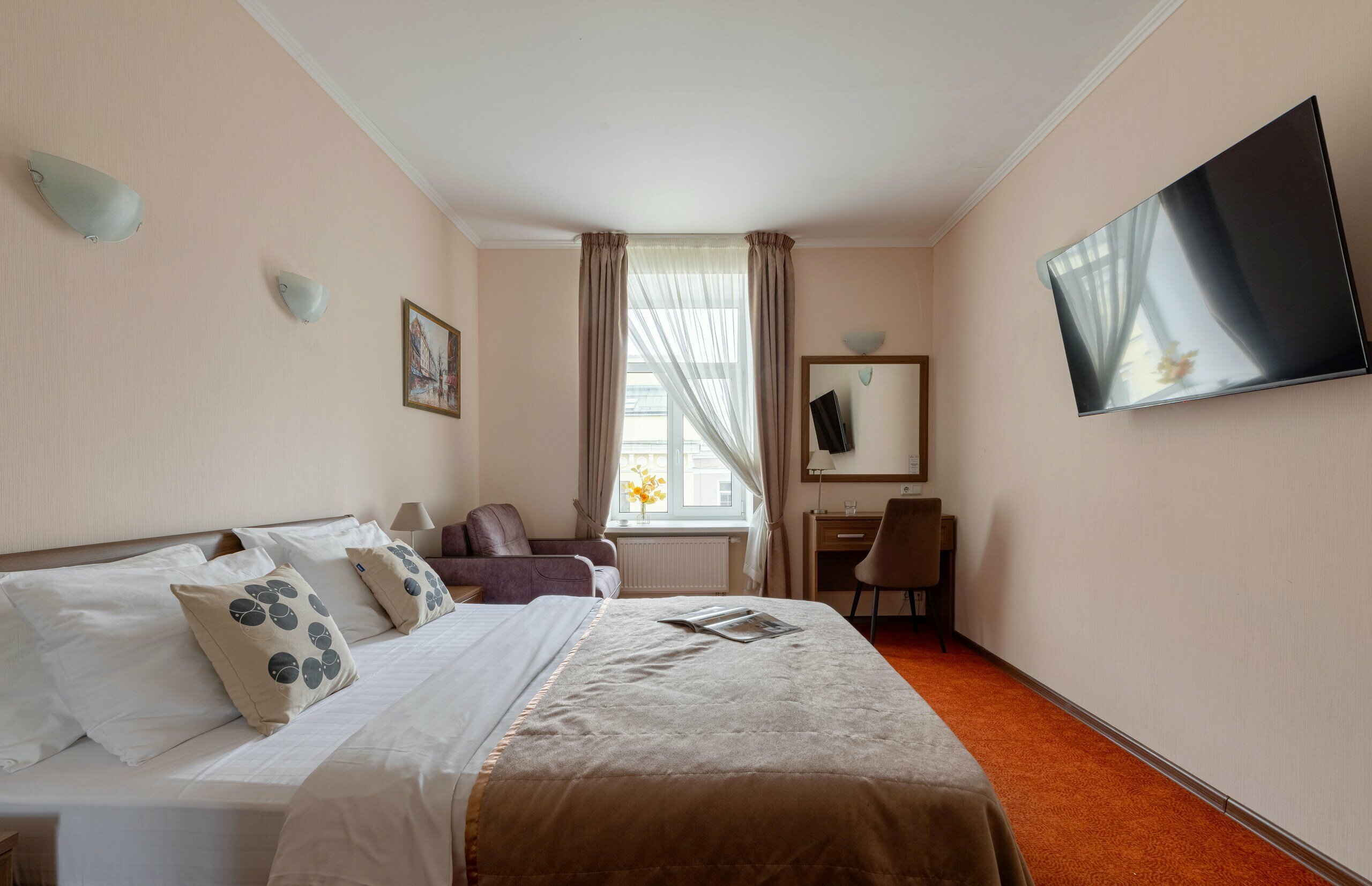 УЛУЧШЕННЫЙ с кроватью Queen-size, гидромассажной ванной и видом на Б.Московскую улицу