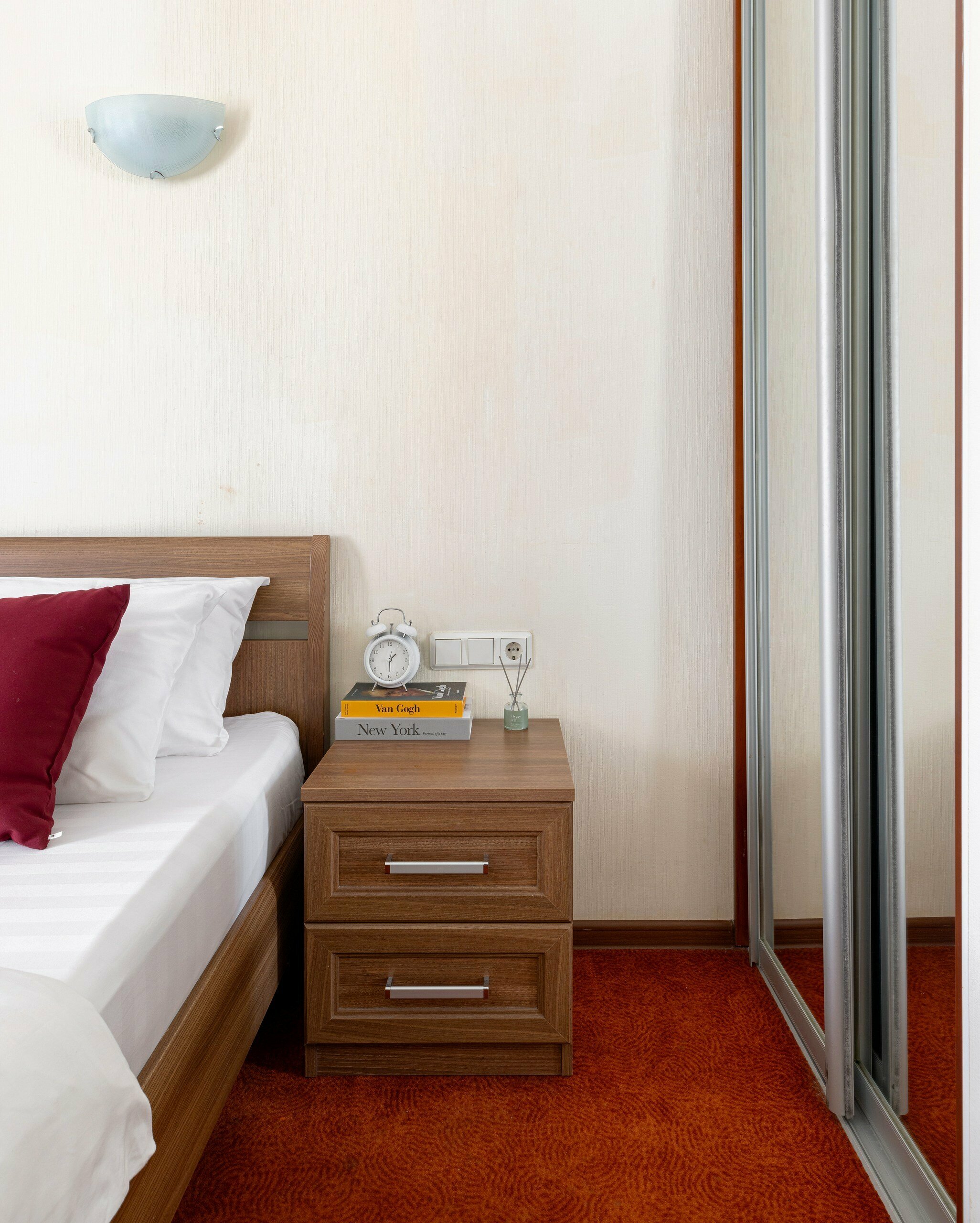 СТАНДАРТ с 1 двуспальной или 2мя раздельными кроватями с видом на Б. Московскую улицу или тихий Питерский дворик