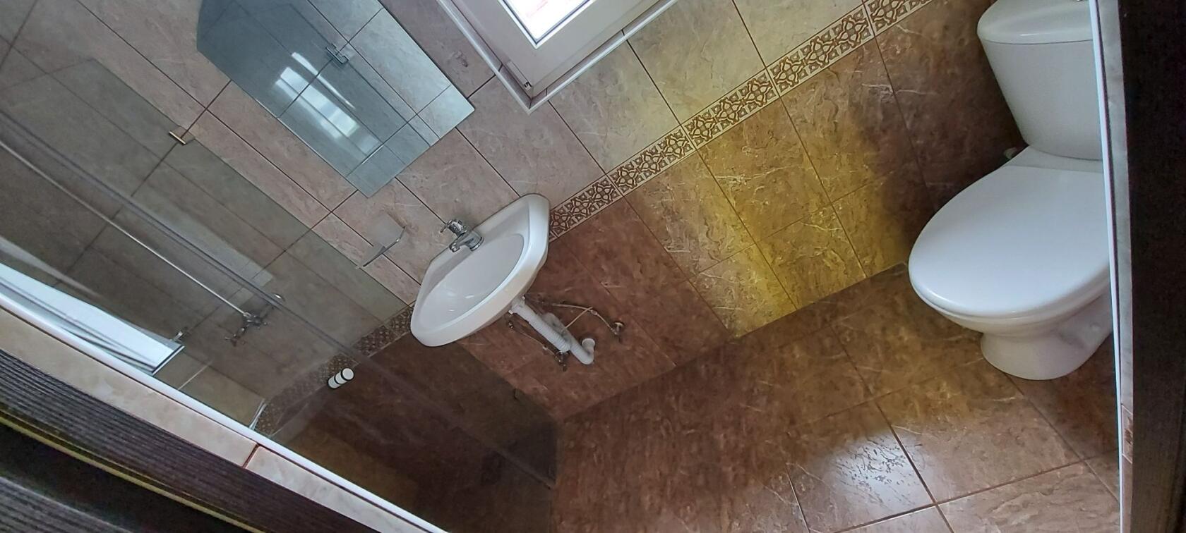 Двухместный номер на Террасе с видом на ОЗЕРО Селигер, с одной двуспальной кроватью и раскладным креслом для ребенка.