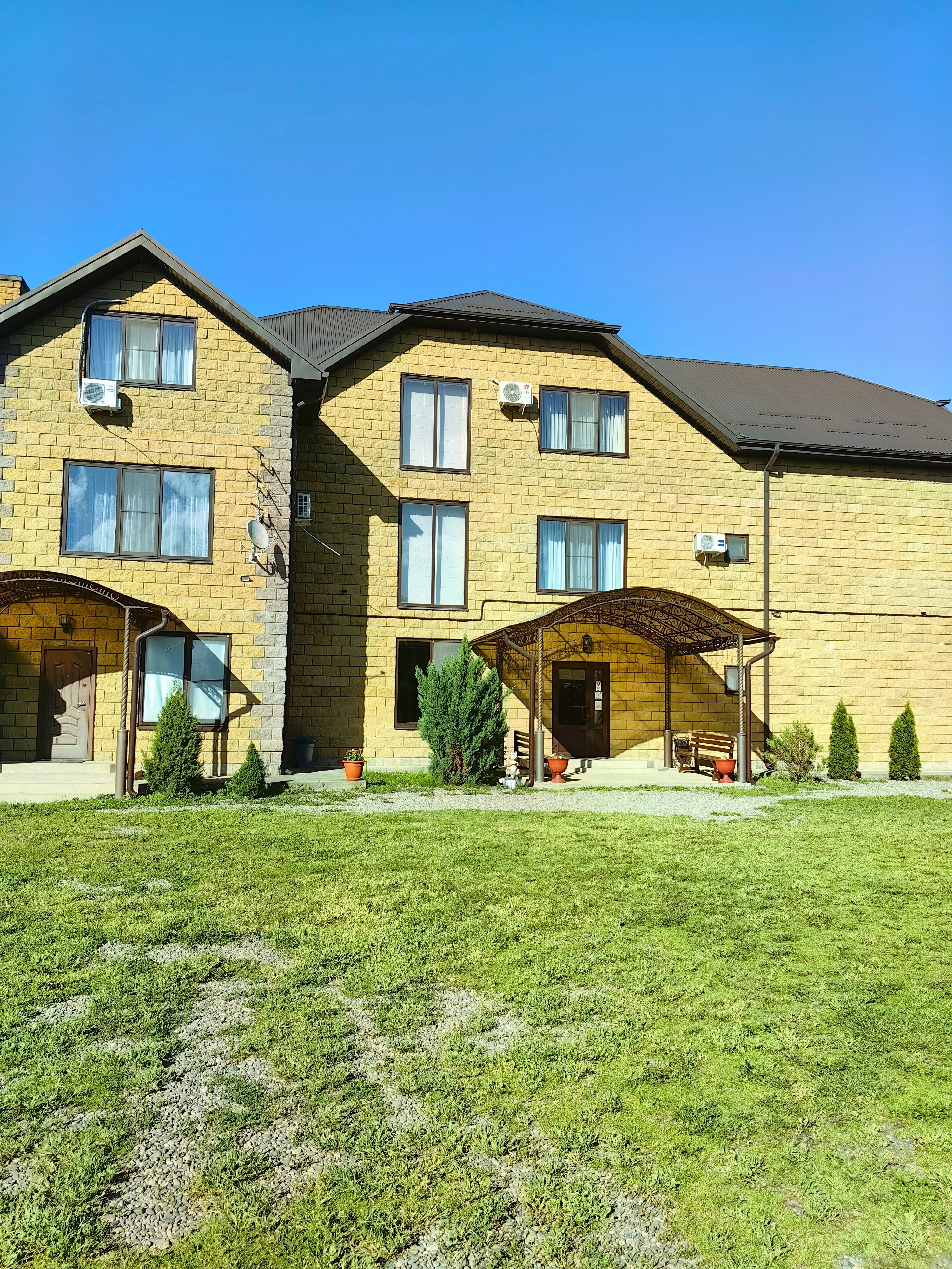 Трехместный номер с видом на горы