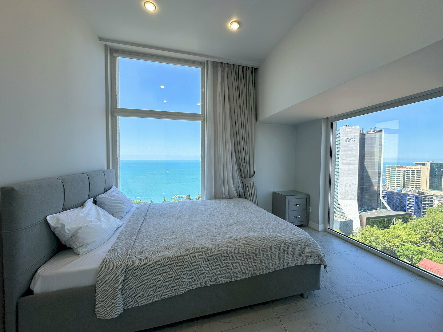 Уникальный апартамент на крыше, с шикарным видом на море! 19 этаж! Центр Сочи!