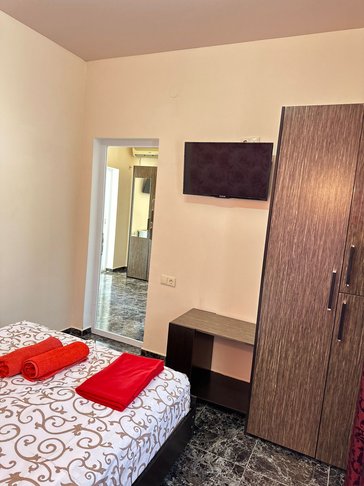 Двухкомнатный 4-х местный семейный номер ( + диван кровать )