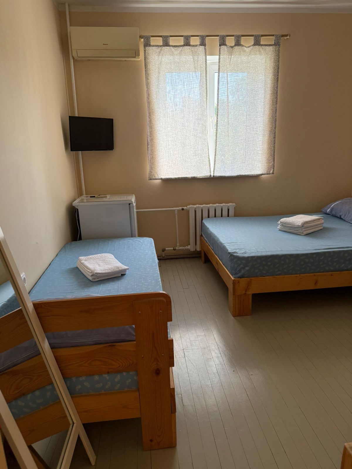 Трехместный номер эконом-класса с общими удобствами на этаже