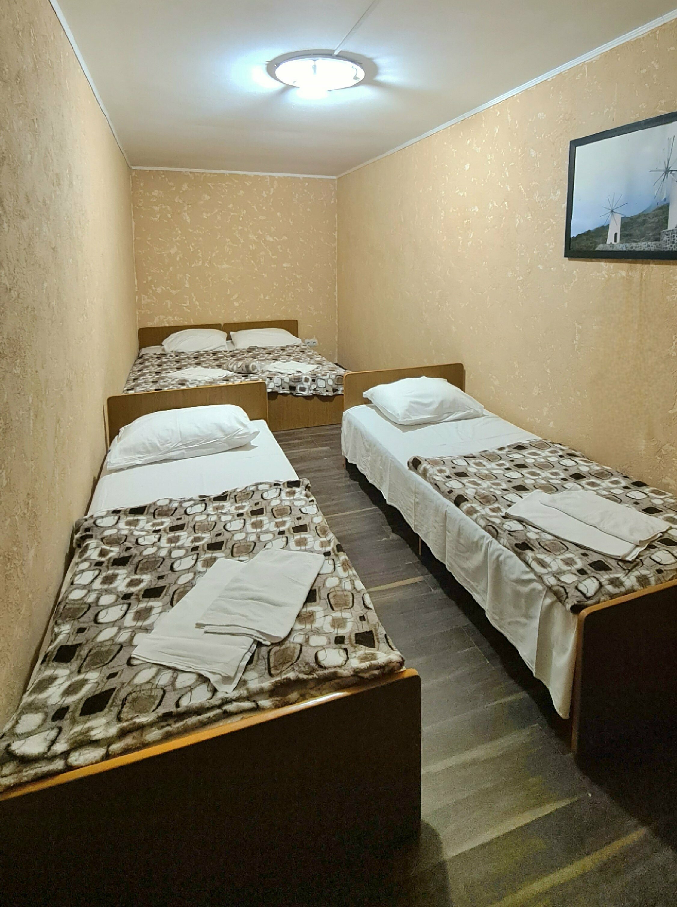 Кровать в общем номере для мужчин с 4 кроватями