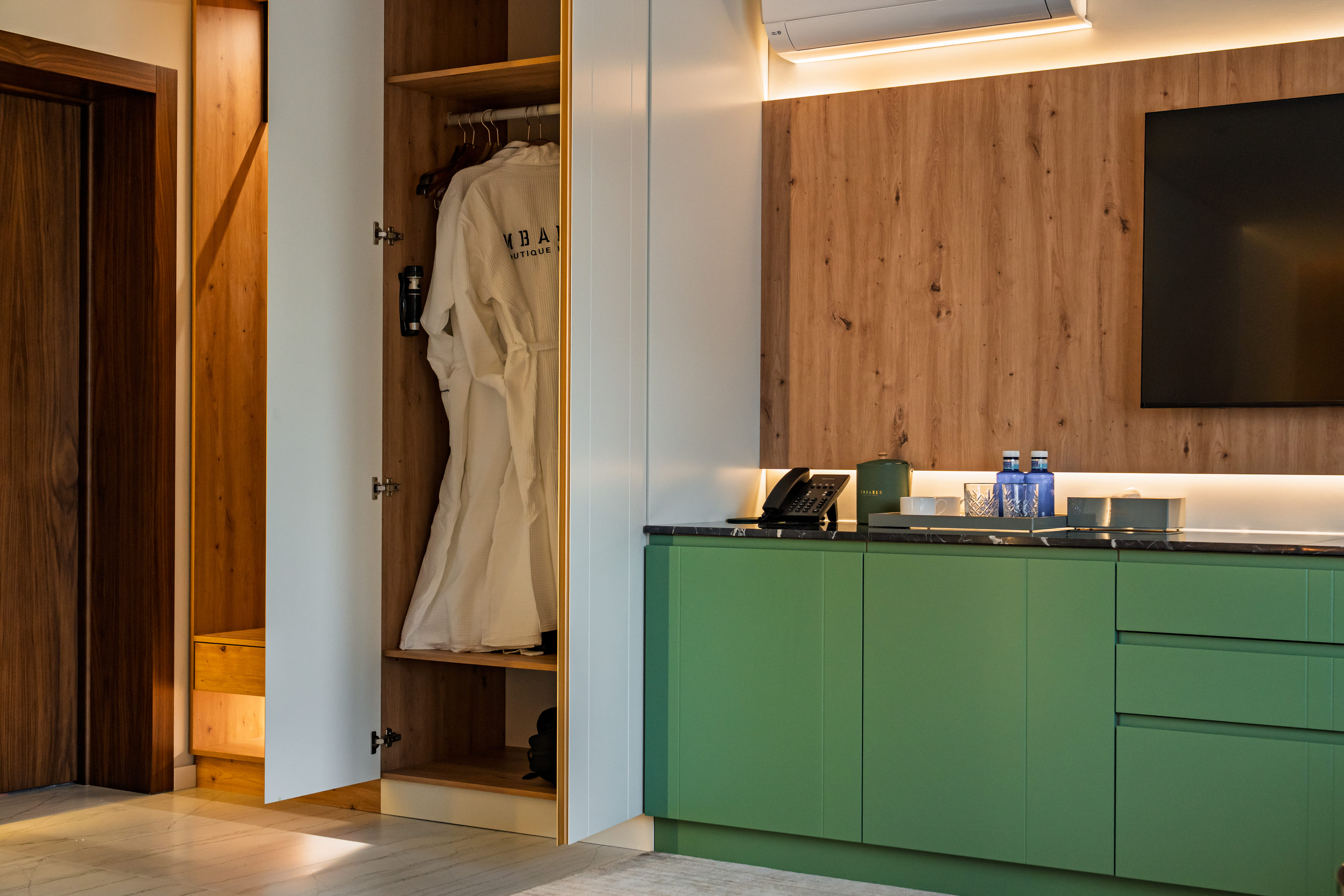 Двухместный номер с двуспальной кроватью и дополнительной кроватью