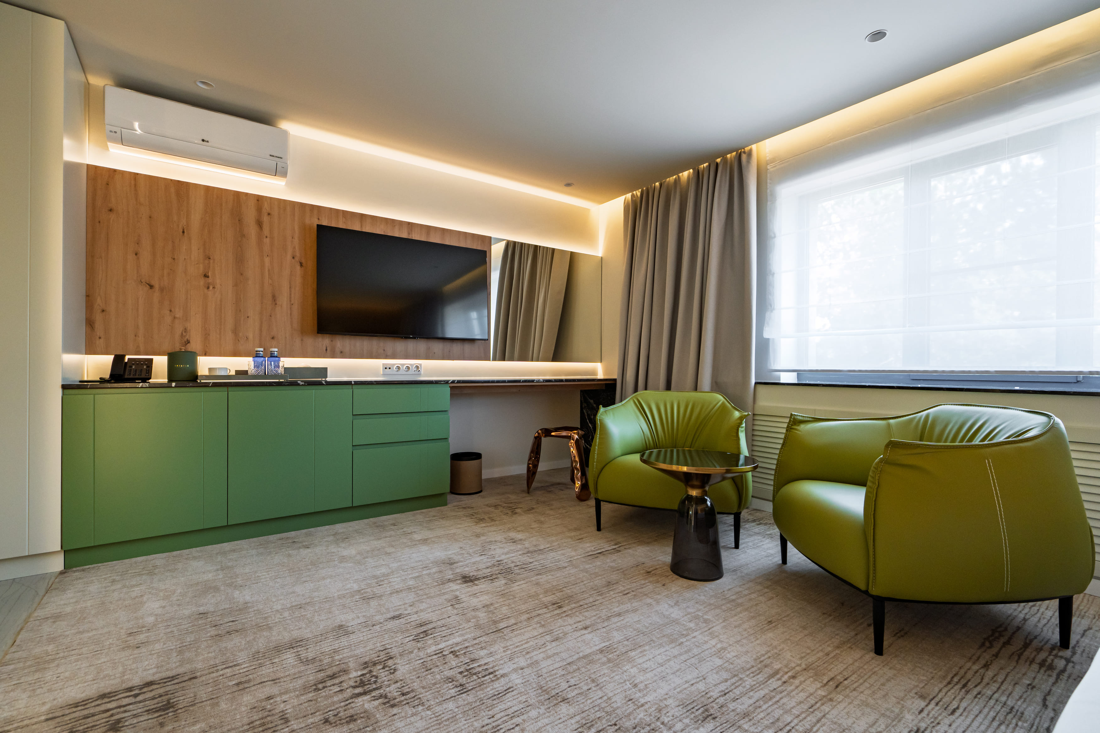 Двухместный номер с двуспальной кроватью и дополнительной кроватью