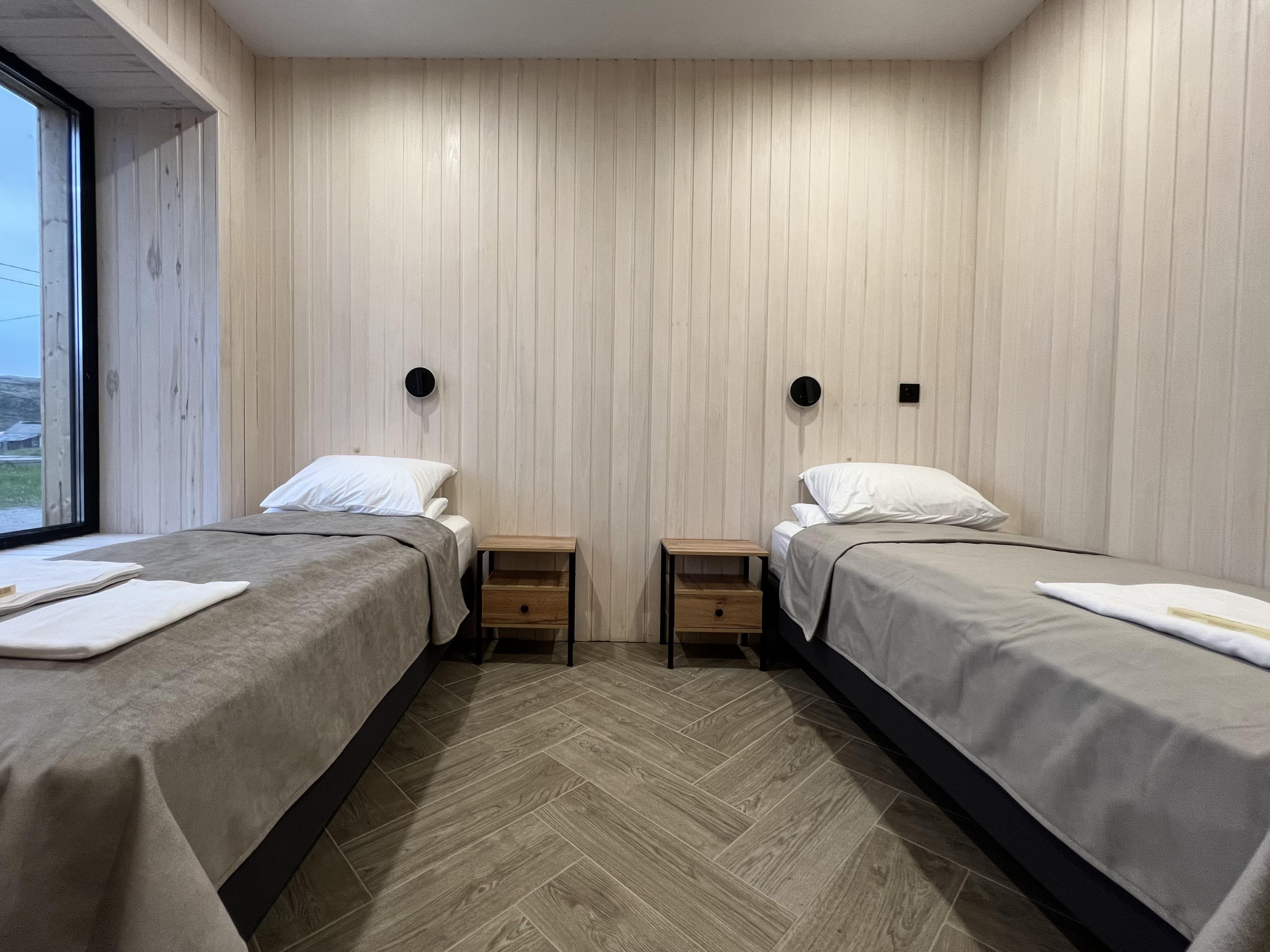 Стандартный двухместный номер с 2 отдельными кроватями и общей ванной комнатой