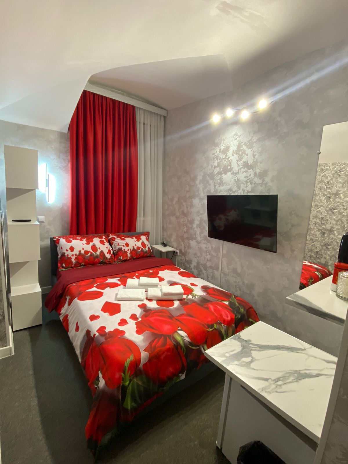 Номер стандарт со своим санузлом, душем и телевизором СМАРТ ТВ