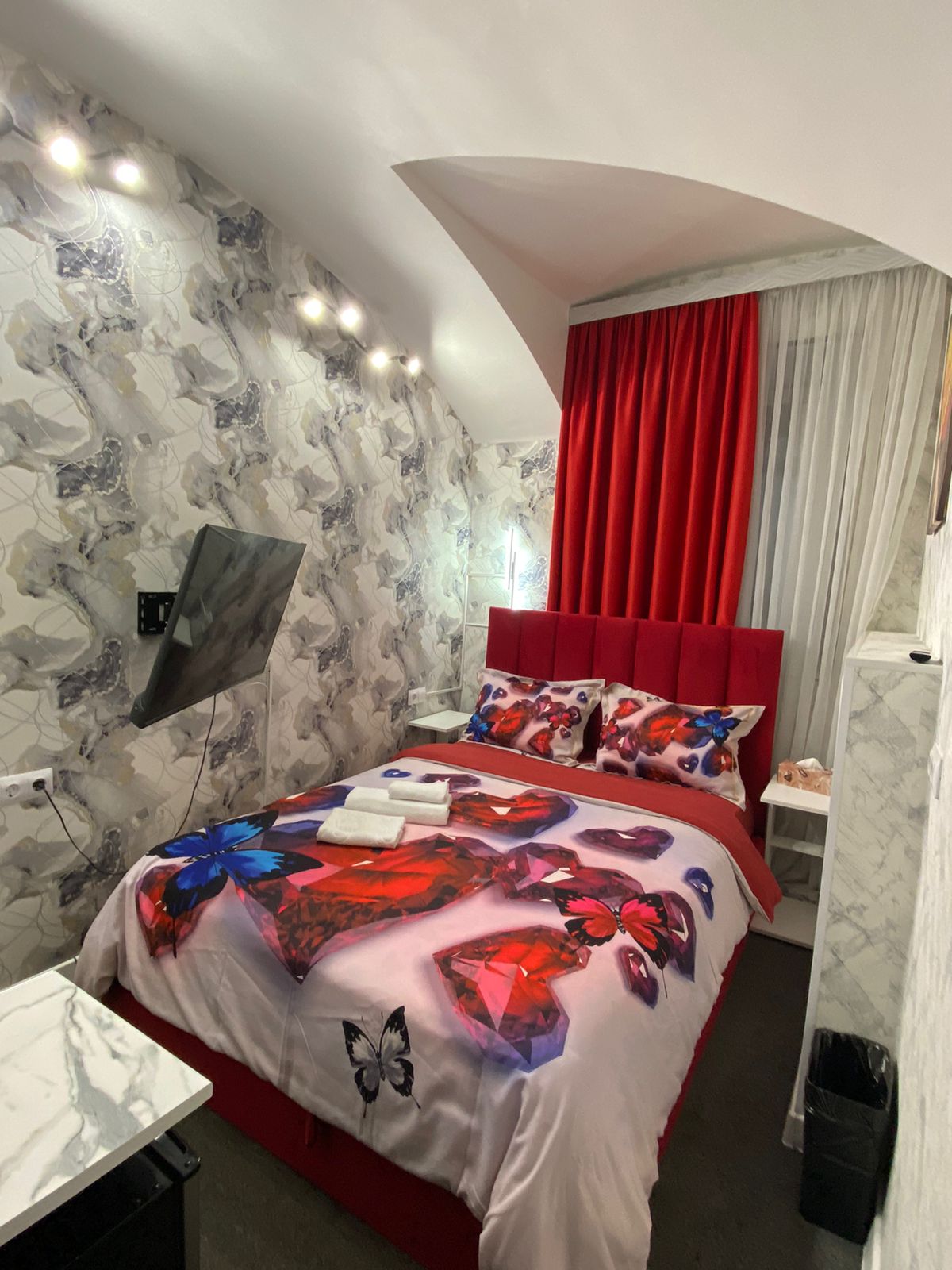 Номер стандарт со своим санузлом, душем и телевизором СМАРТ ТВ