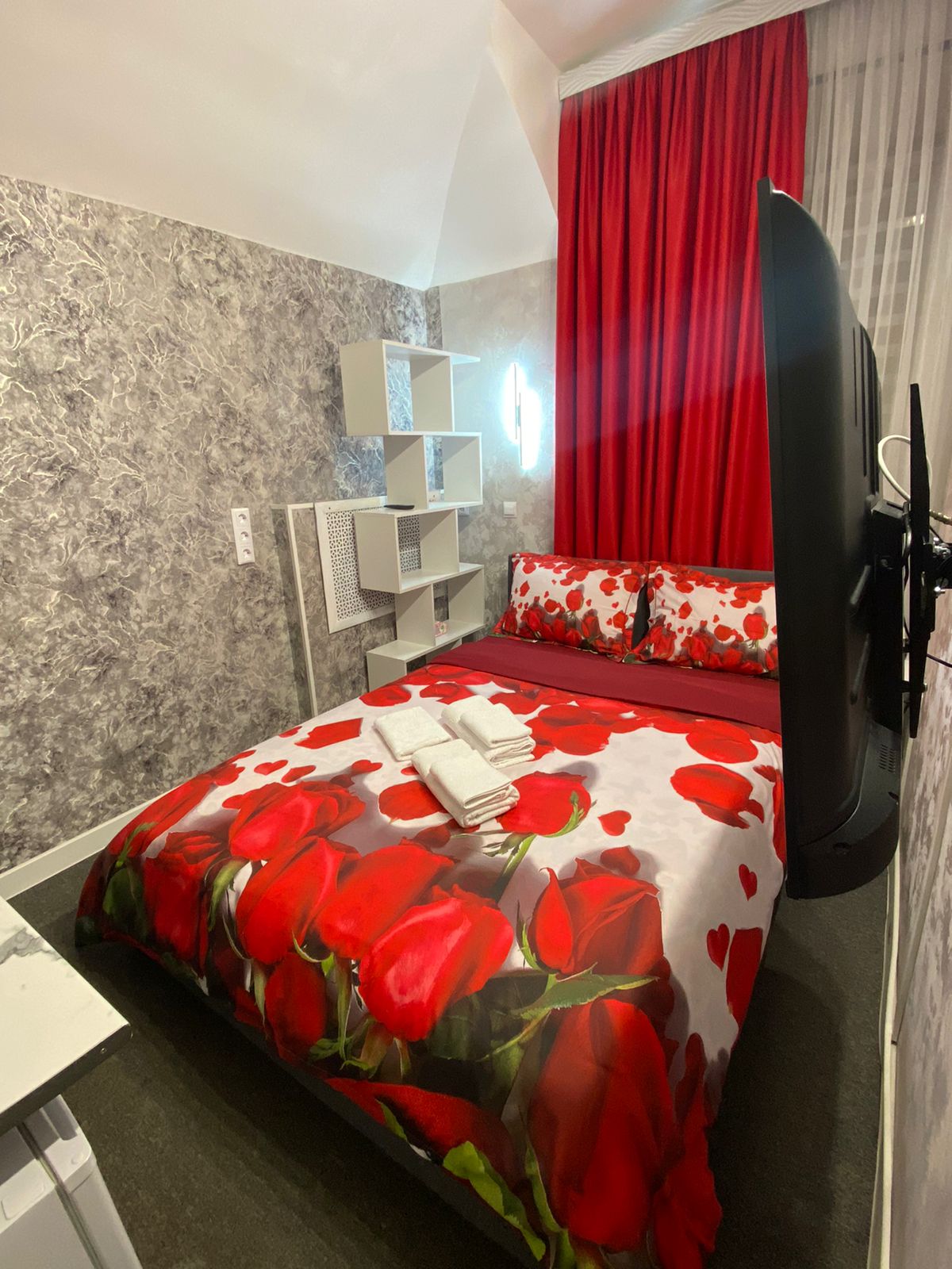 Номер стандарт со своим санузлом, душем и телевизором СМАРТ ТВ