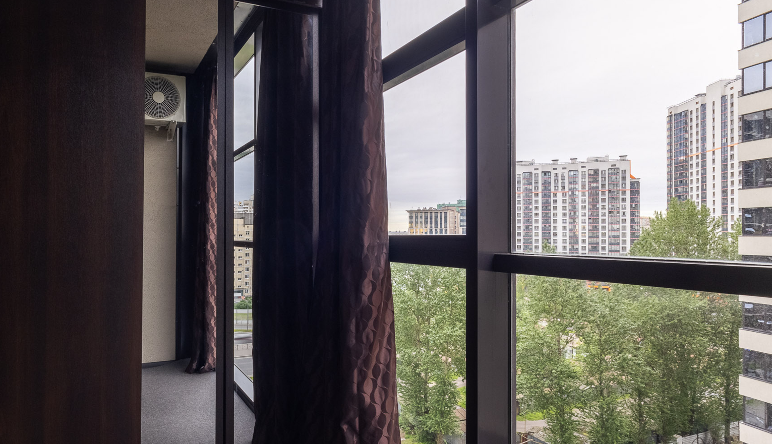 Номер с двумя двуспальными кроватями и диваном, ванной комнатой, кухней и лоджией