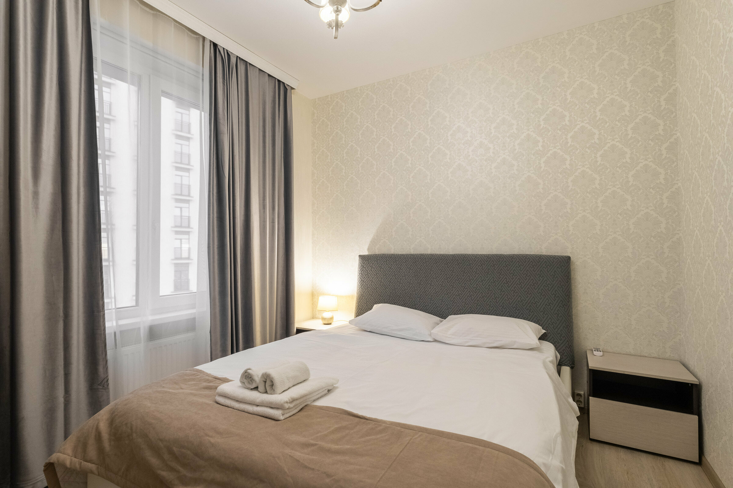 Номер с двумя двуспальными кроватями и диваном, ванной комнатой, кухней и лоджией