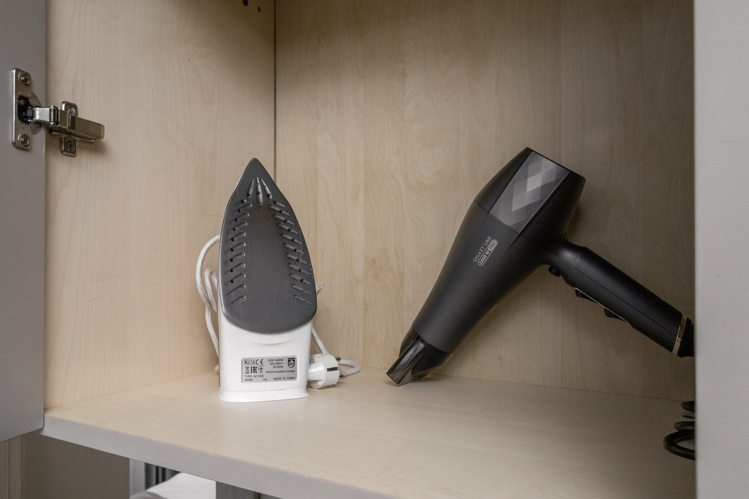 Номер с двумя двуспальными кроватями и диваном, ванной комнатой, кухней и лоджией