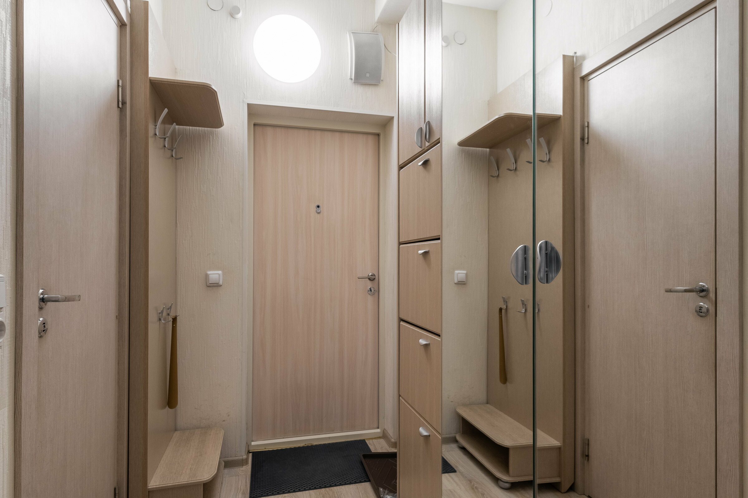 Номер с двумя двуспальными кроватями и диваном, ванной комнатой, кухней и лоджией