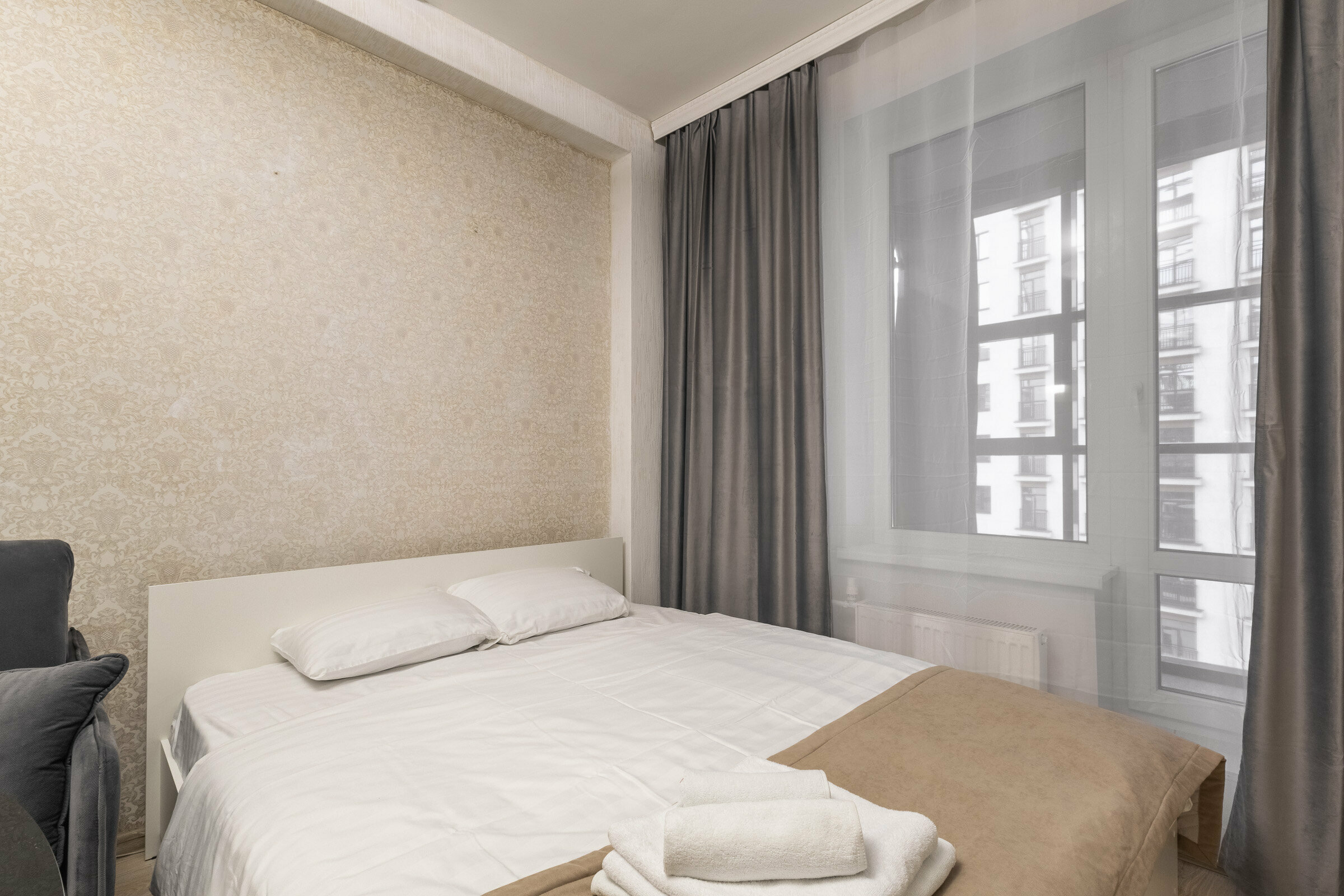 Номер с двумя двуспальными кроватями и диваном, ванной комнатой, кухней и лоджией