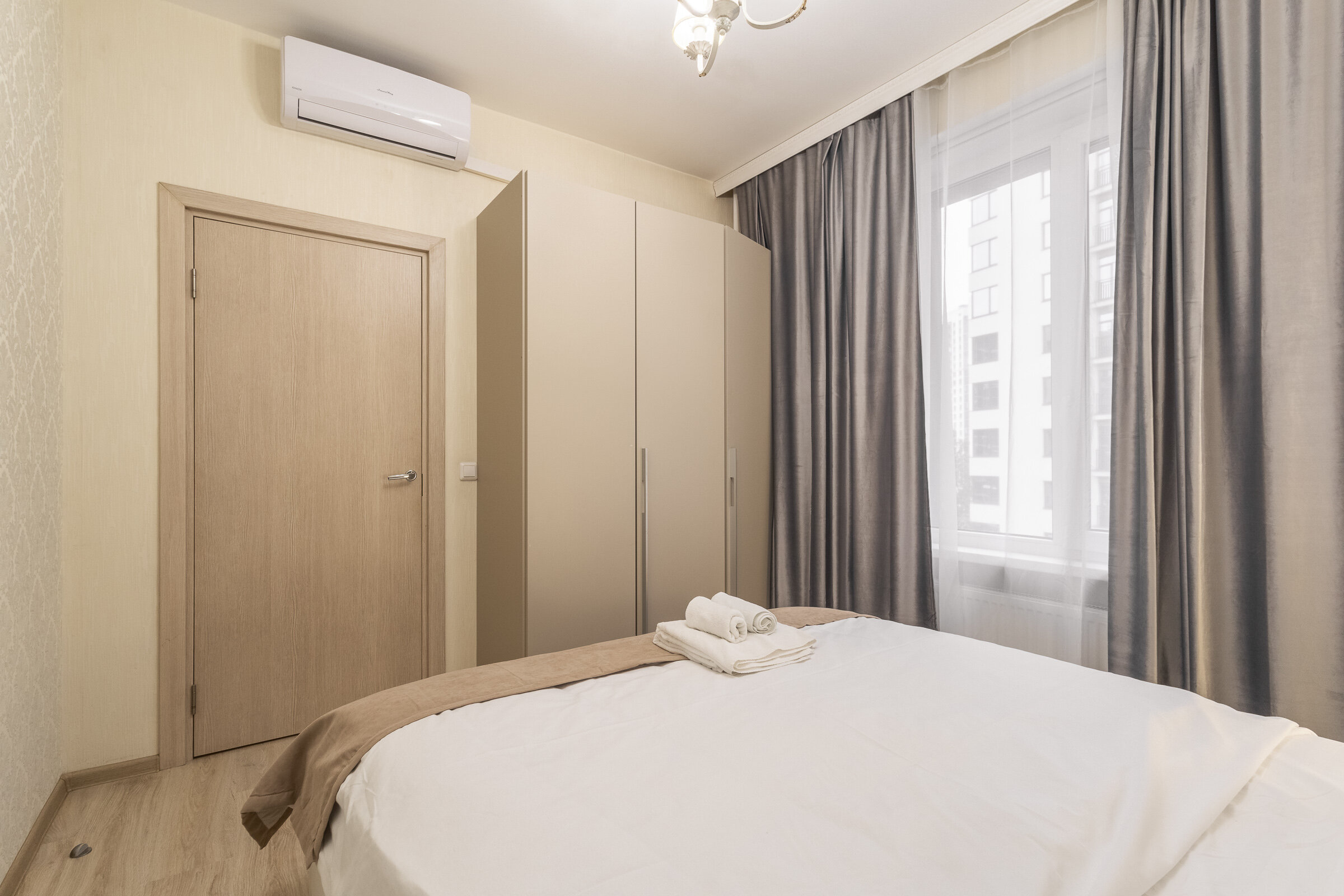 Номер с двумя двуспальными кроватями и диваном, ванной комнатой, кухней и лоджией