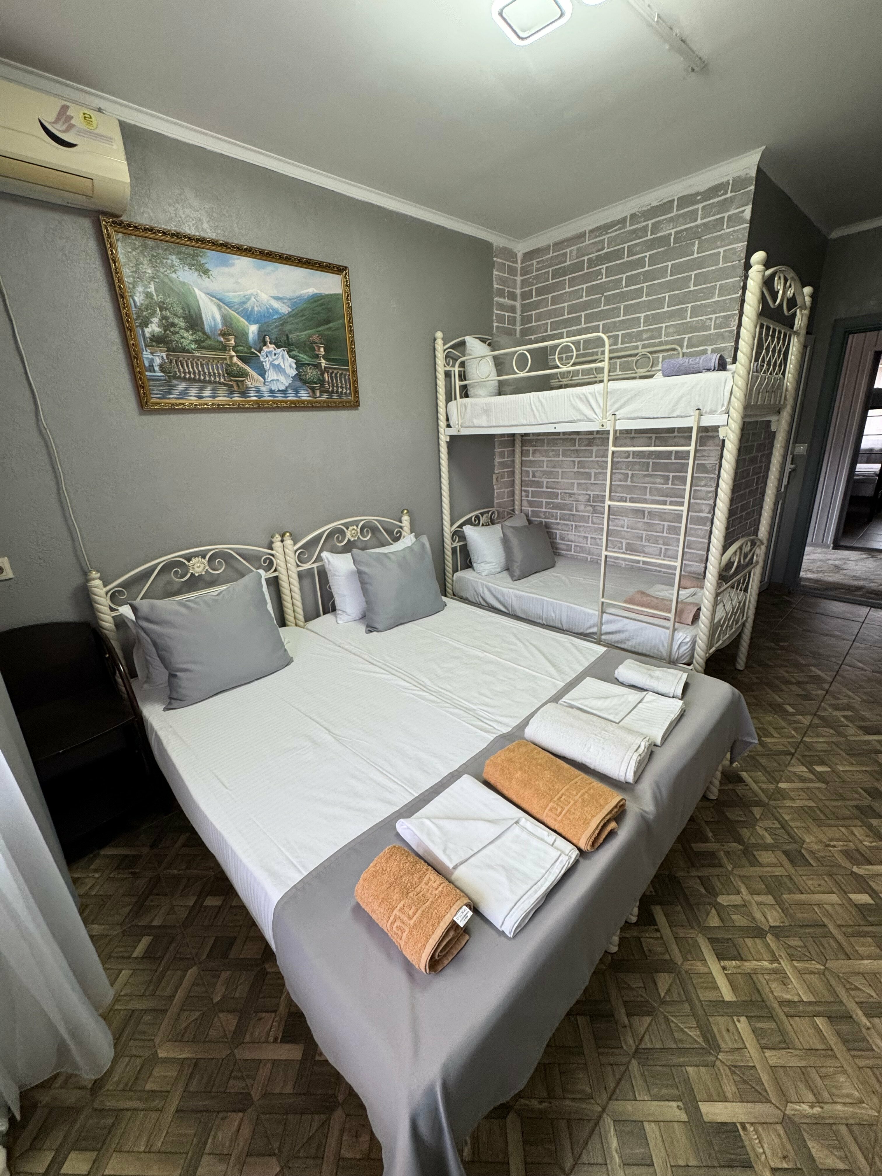 Семейный номер с боковым видом на море