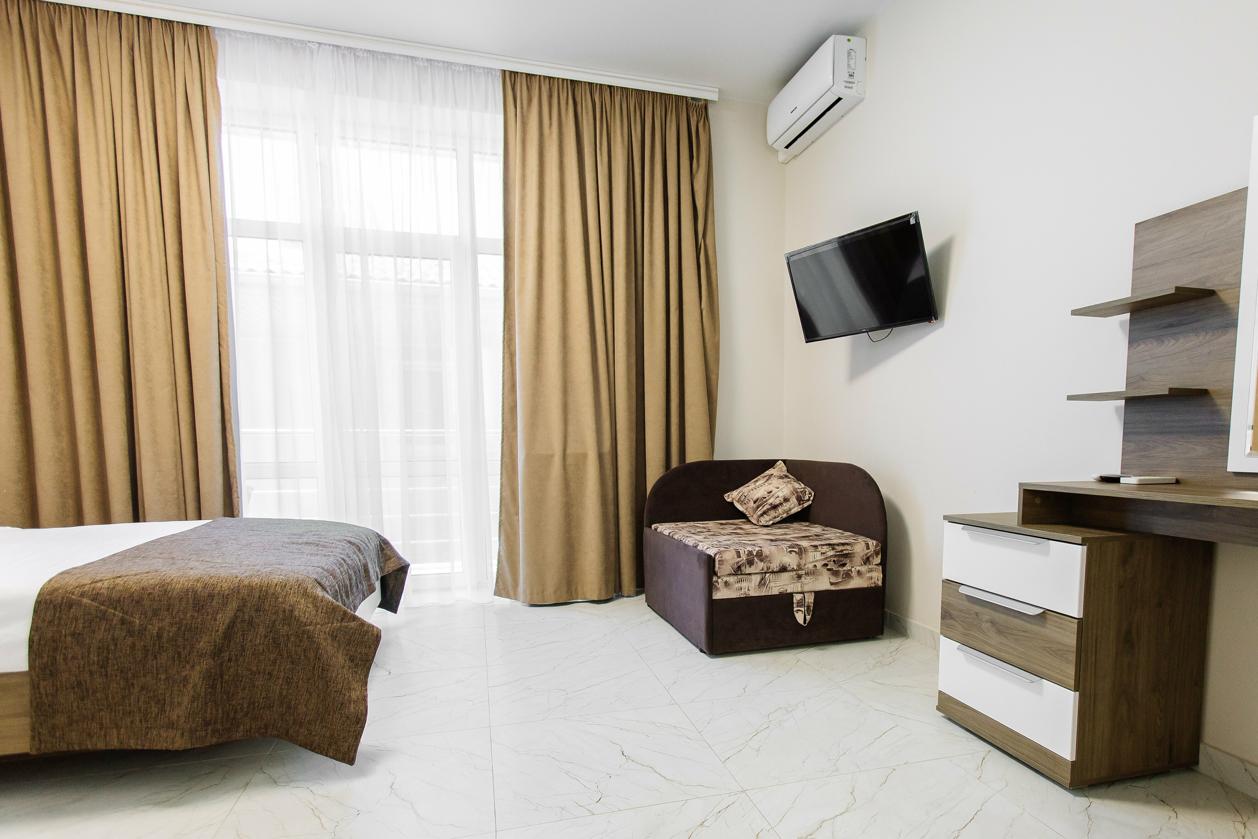 Трехместный номер с балконом