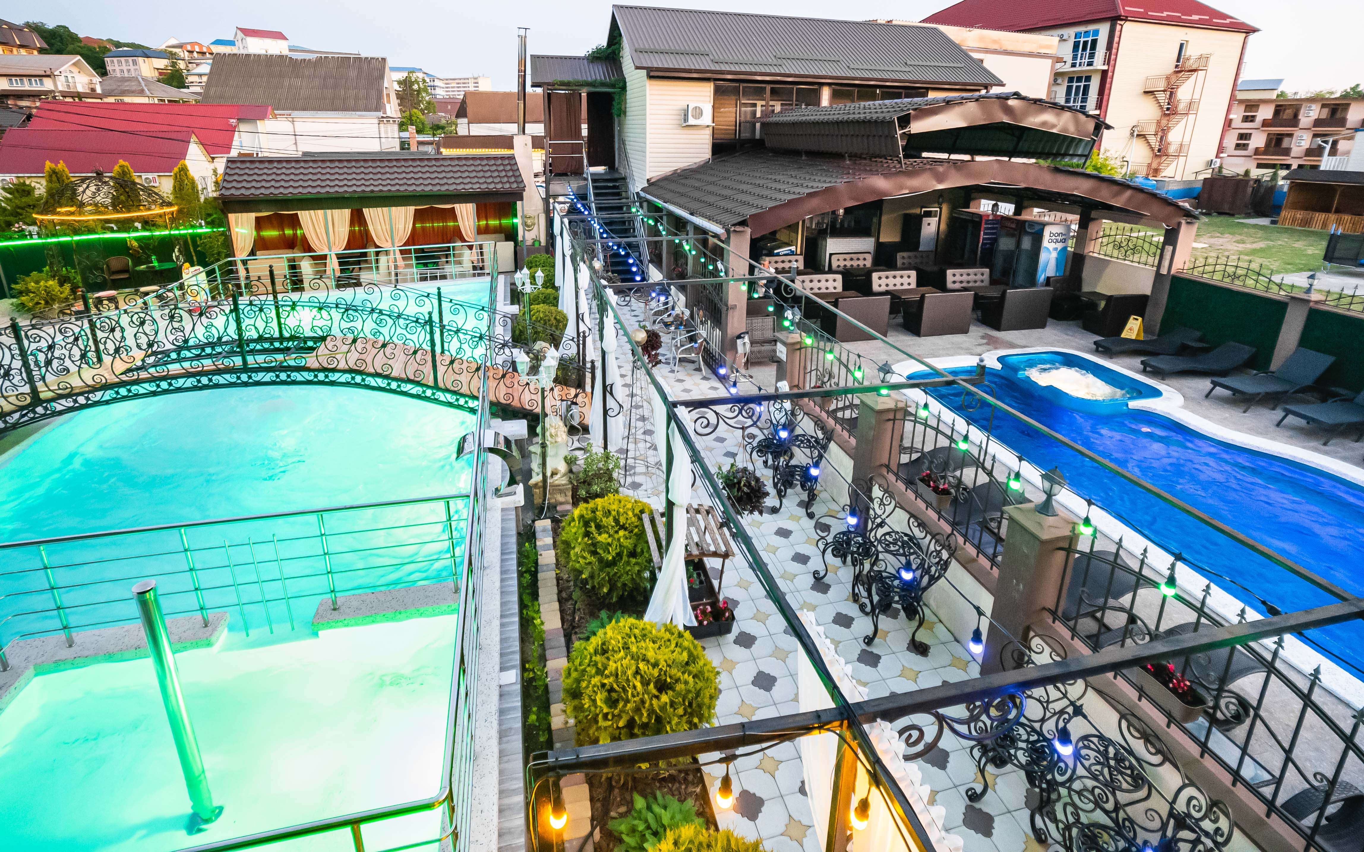 2-х местный вид на бассейн с личным балконом