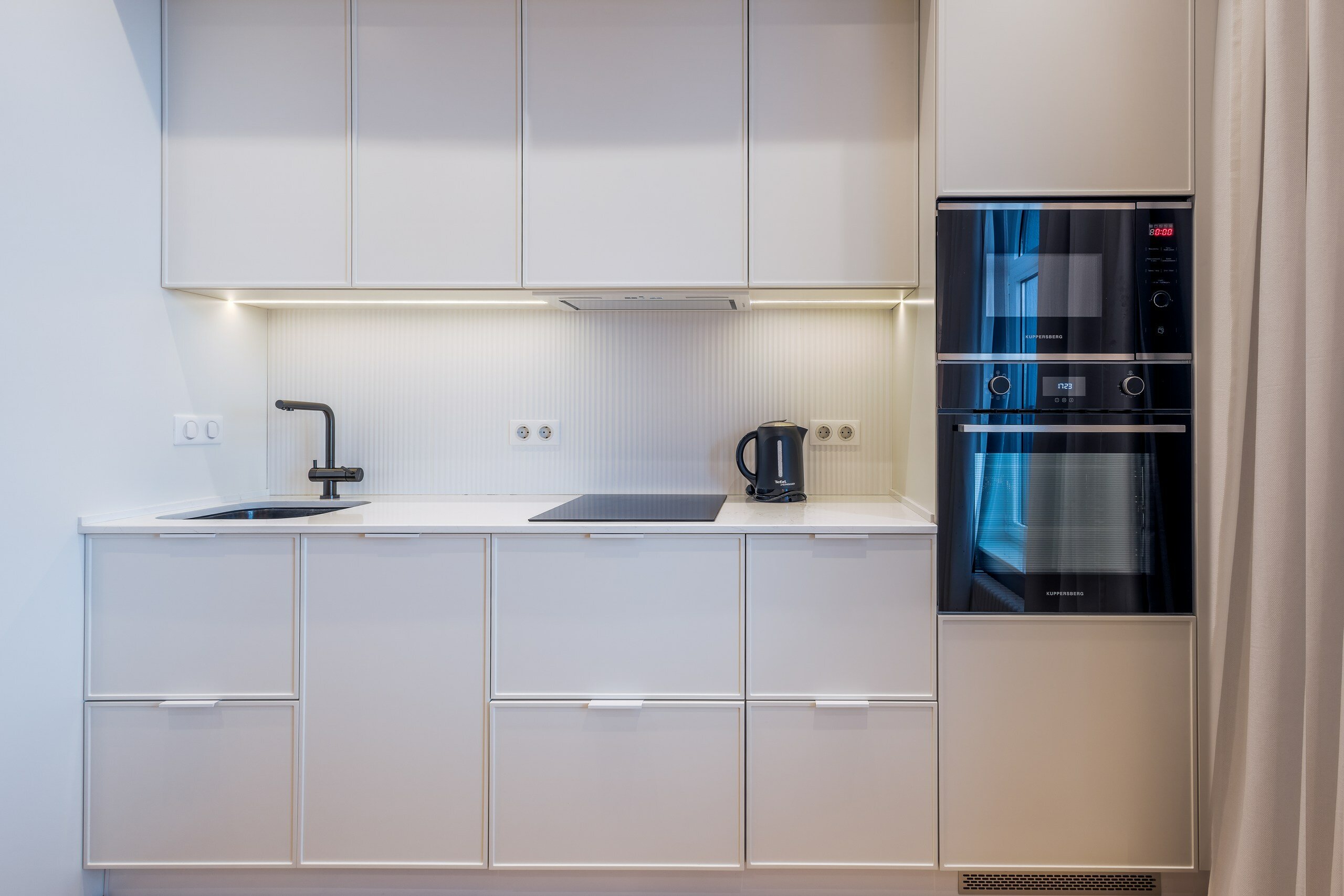 Апартаменты Люкс с балконом и видом на море (12 этаж)