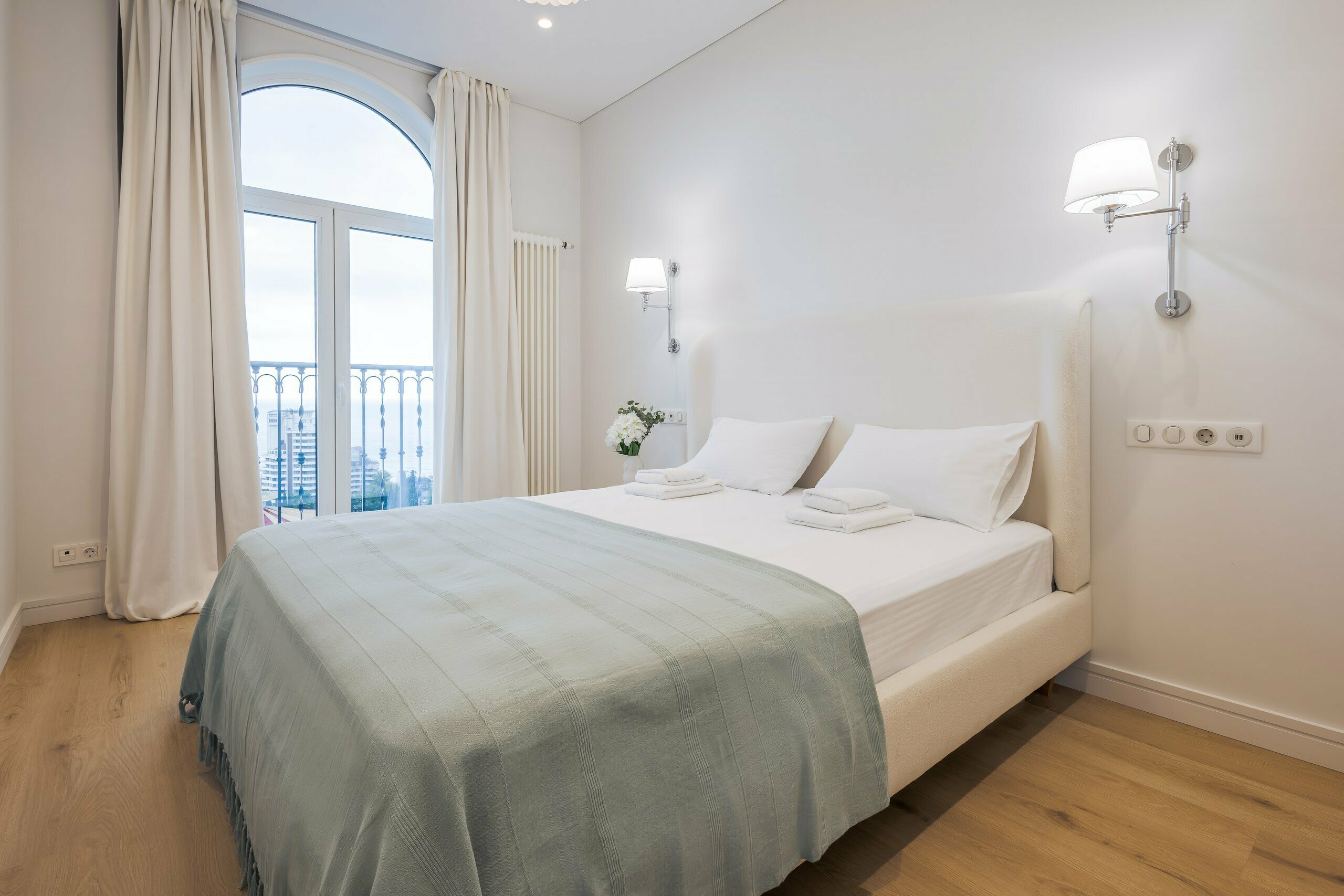 Апартаменты Люкс с балконом и видом на море (12 этаж)