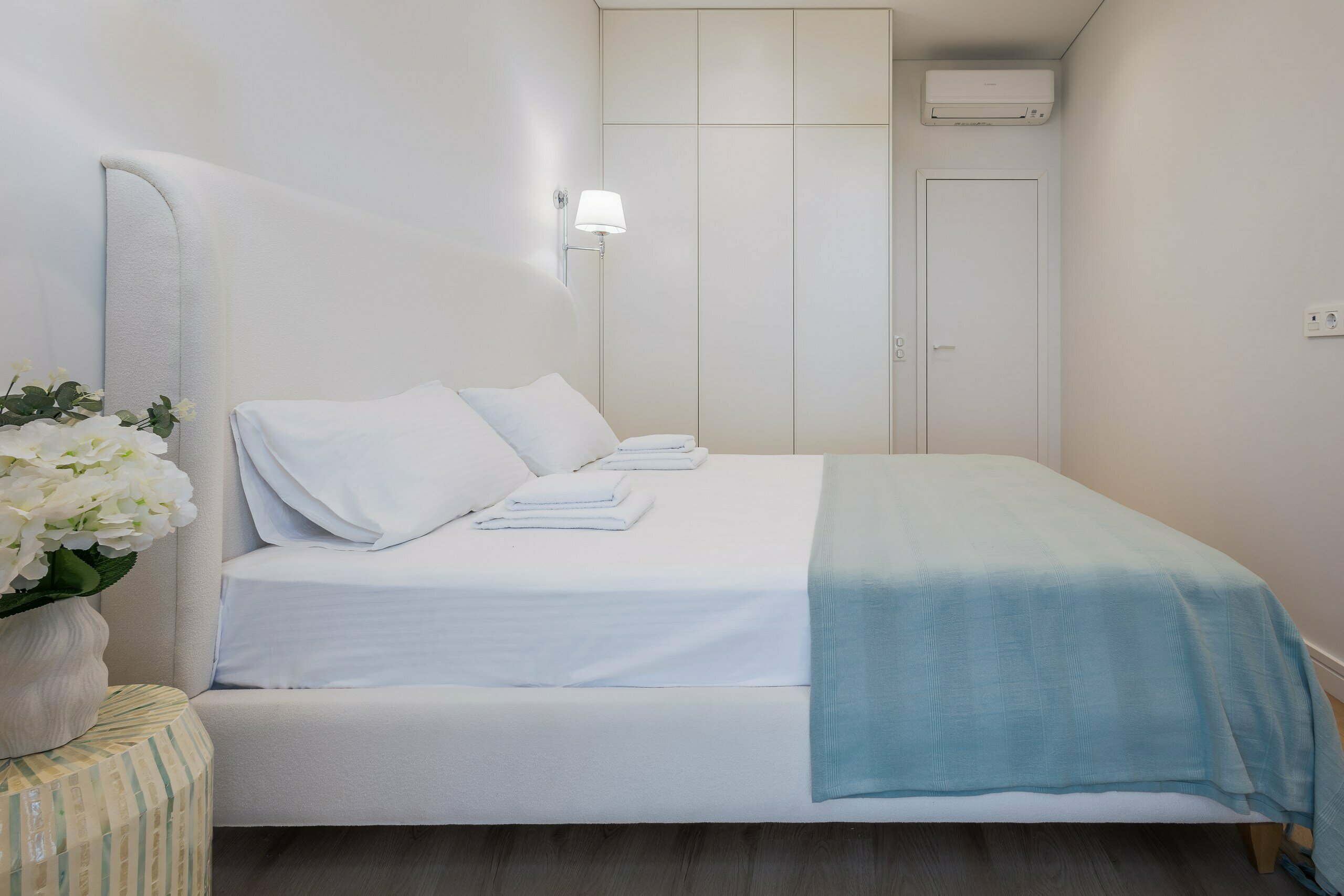 Апартаменты Люкс с балконом и видом на море (12 этаж)