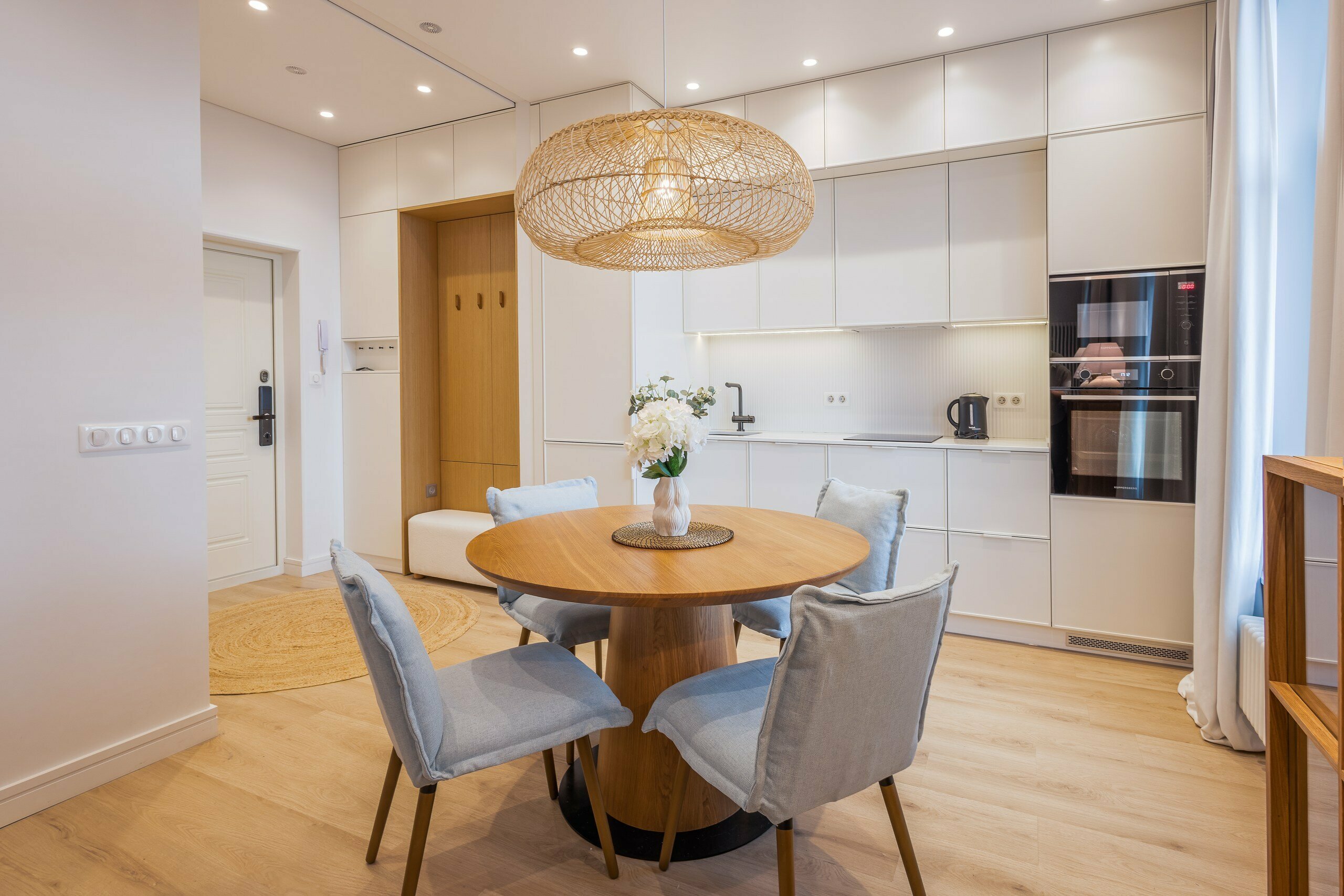 Апартаменты Люкс с балконом и видом на море (12 этаж)