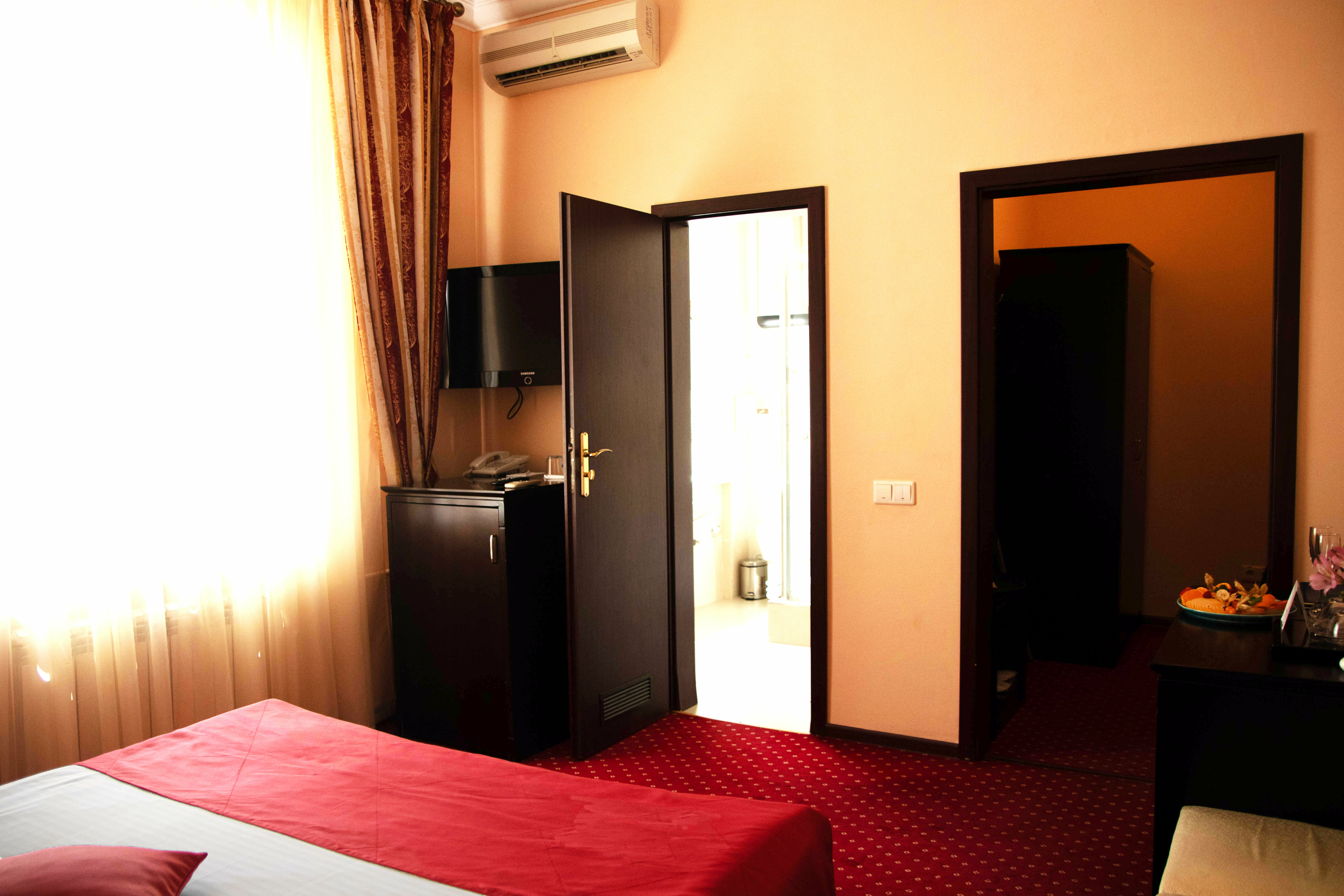 Двухместный стандарт с одной двуспальной кроватью