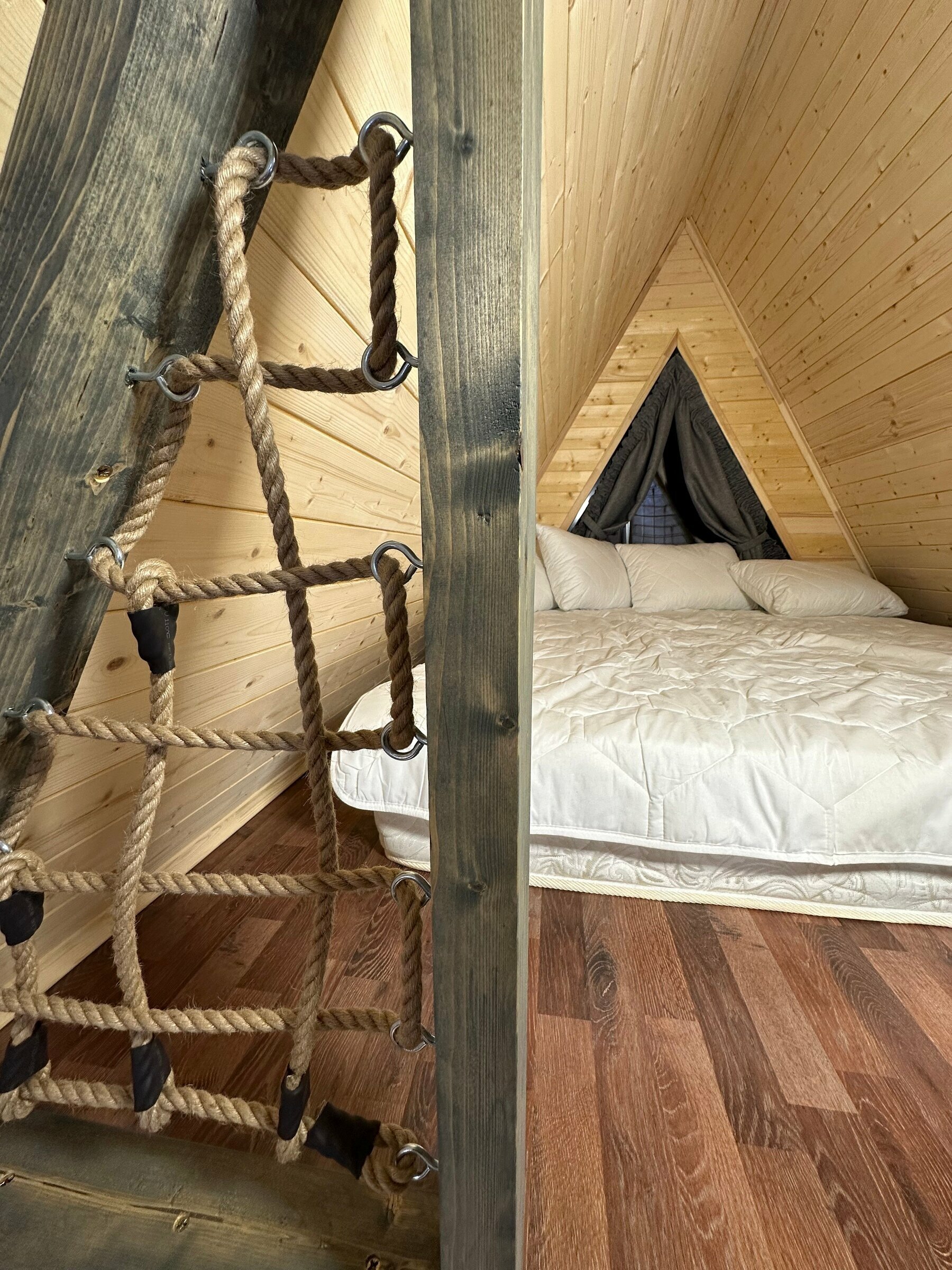 Двухуровневый четырехместный номер