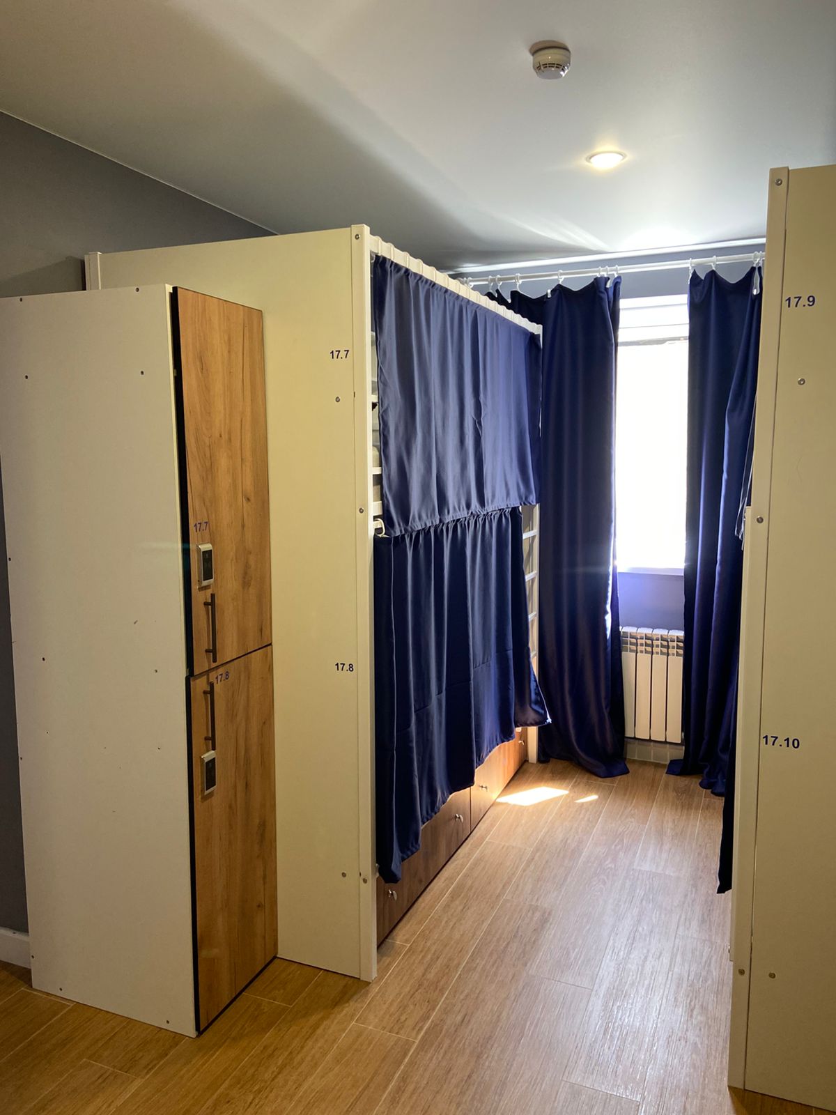 Спальное место на двухъярусной кровати в общем номере для женщин