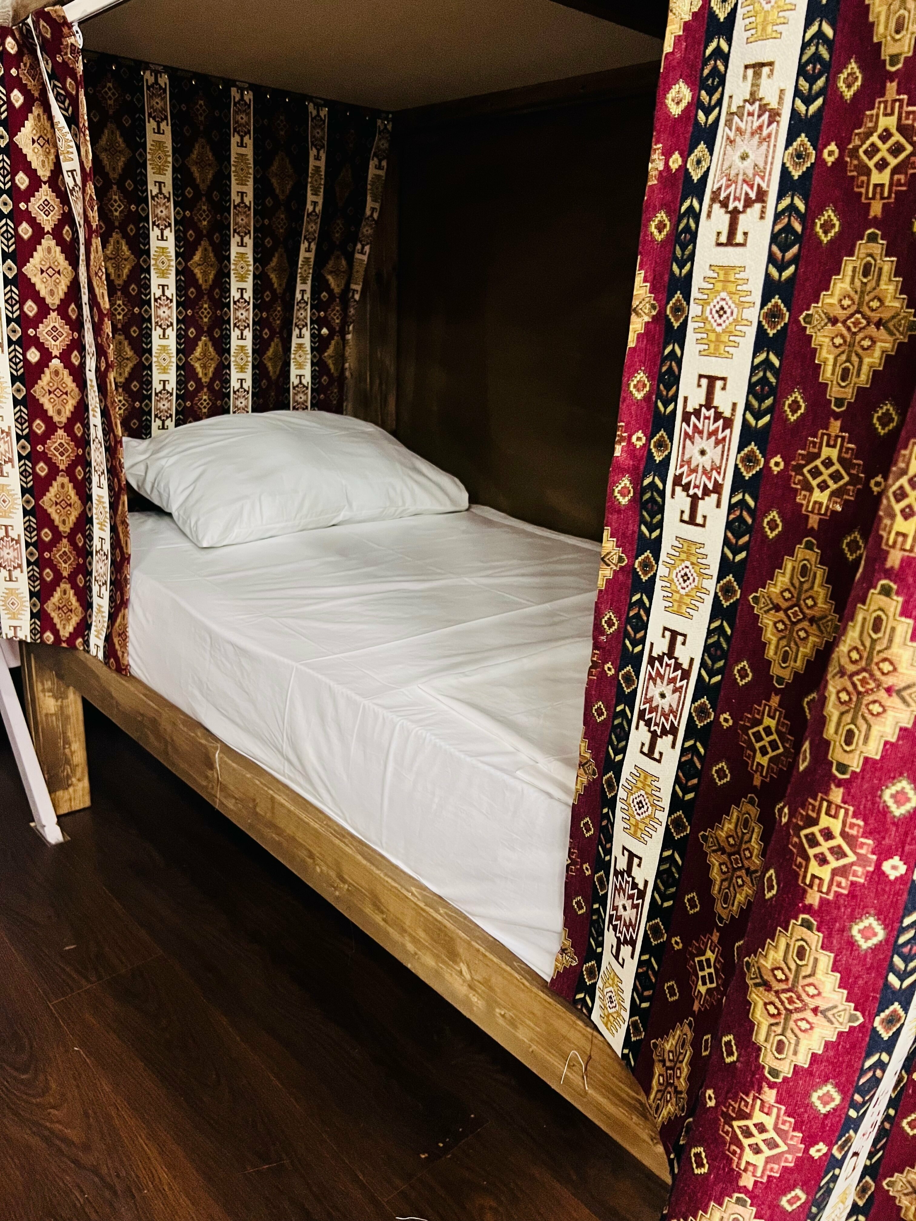 Спальное место на двухъярусной кровати в общем номере для мужчин и женщин