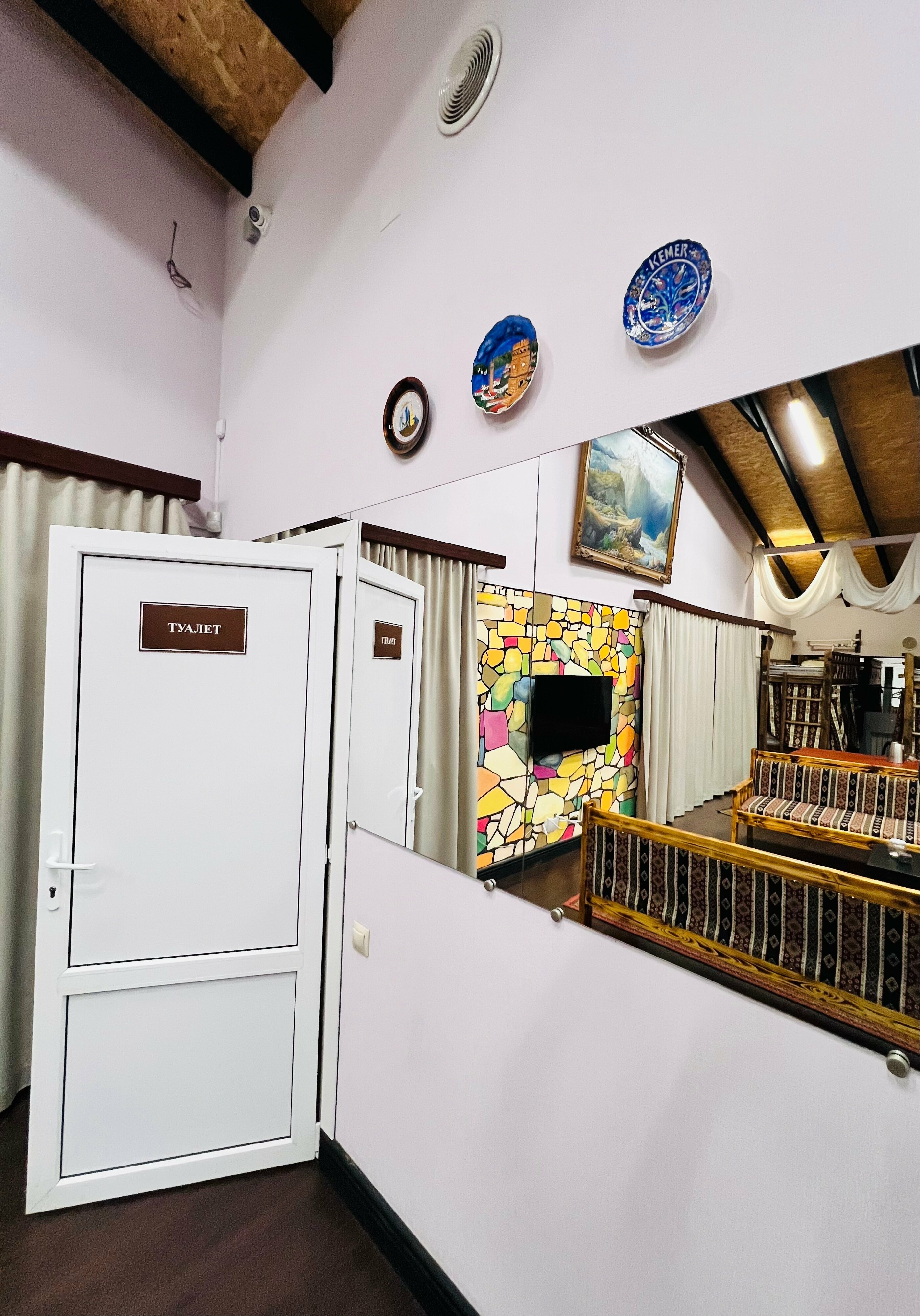 Спальное место на двухъярусной кровати в общем номере для мужчин и женщин