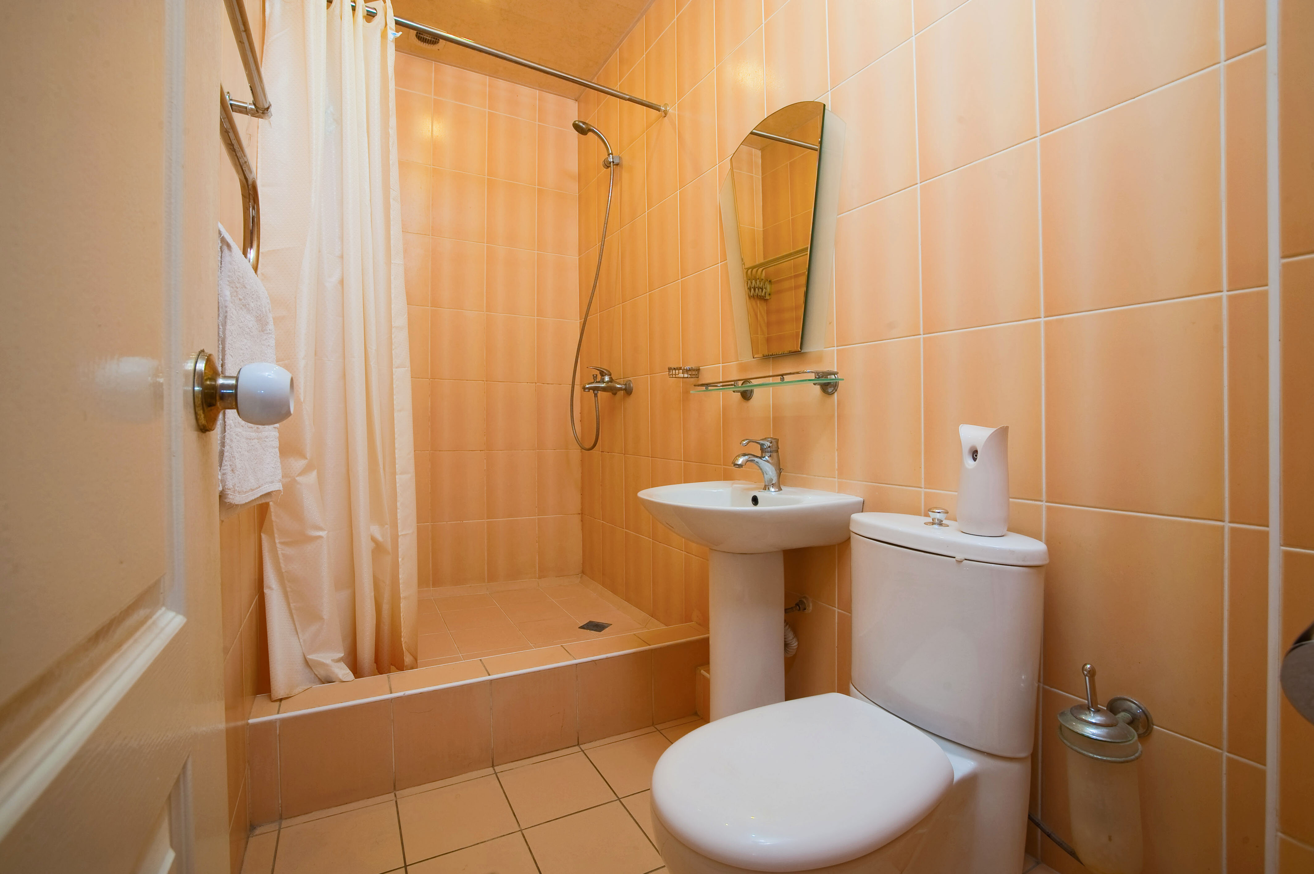 Стандартный двухместный номер с 2 отдельными кроватями и общей ванной комнатой