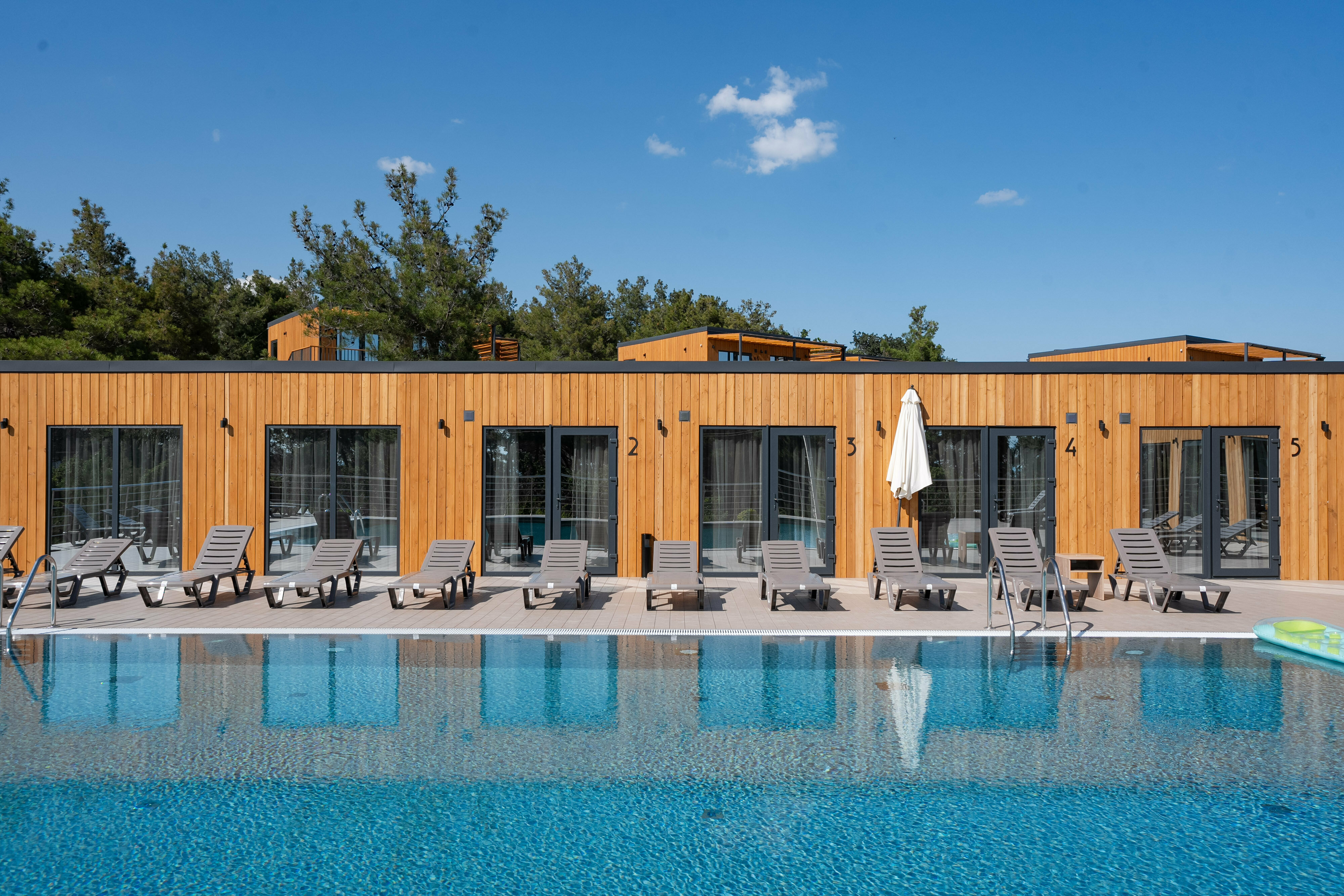 Двухкомнатный номер с выходом на бассейн