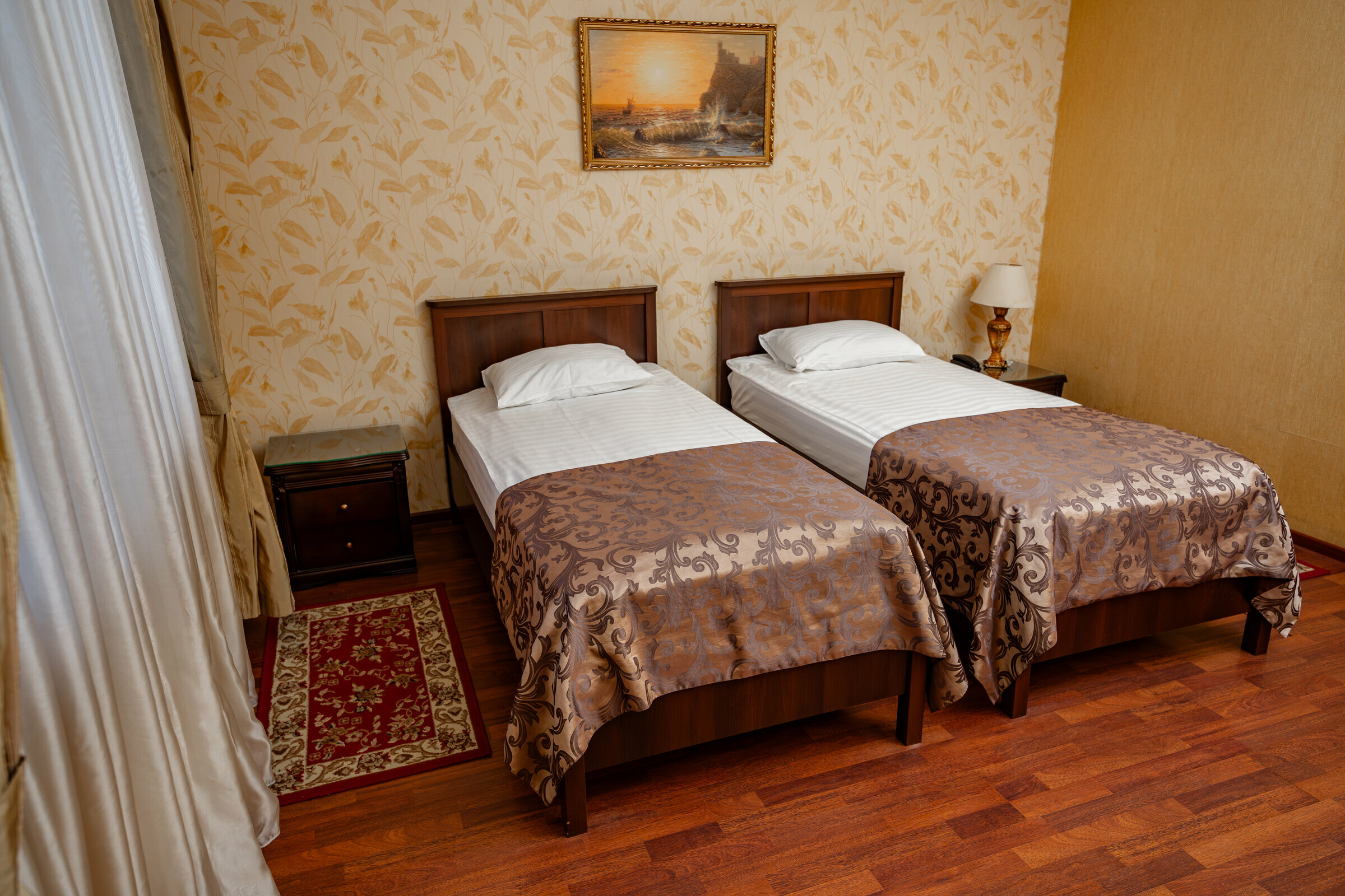 Стандартный двухместный номер с 2 отдельными кроватями и общей ванной комнатой