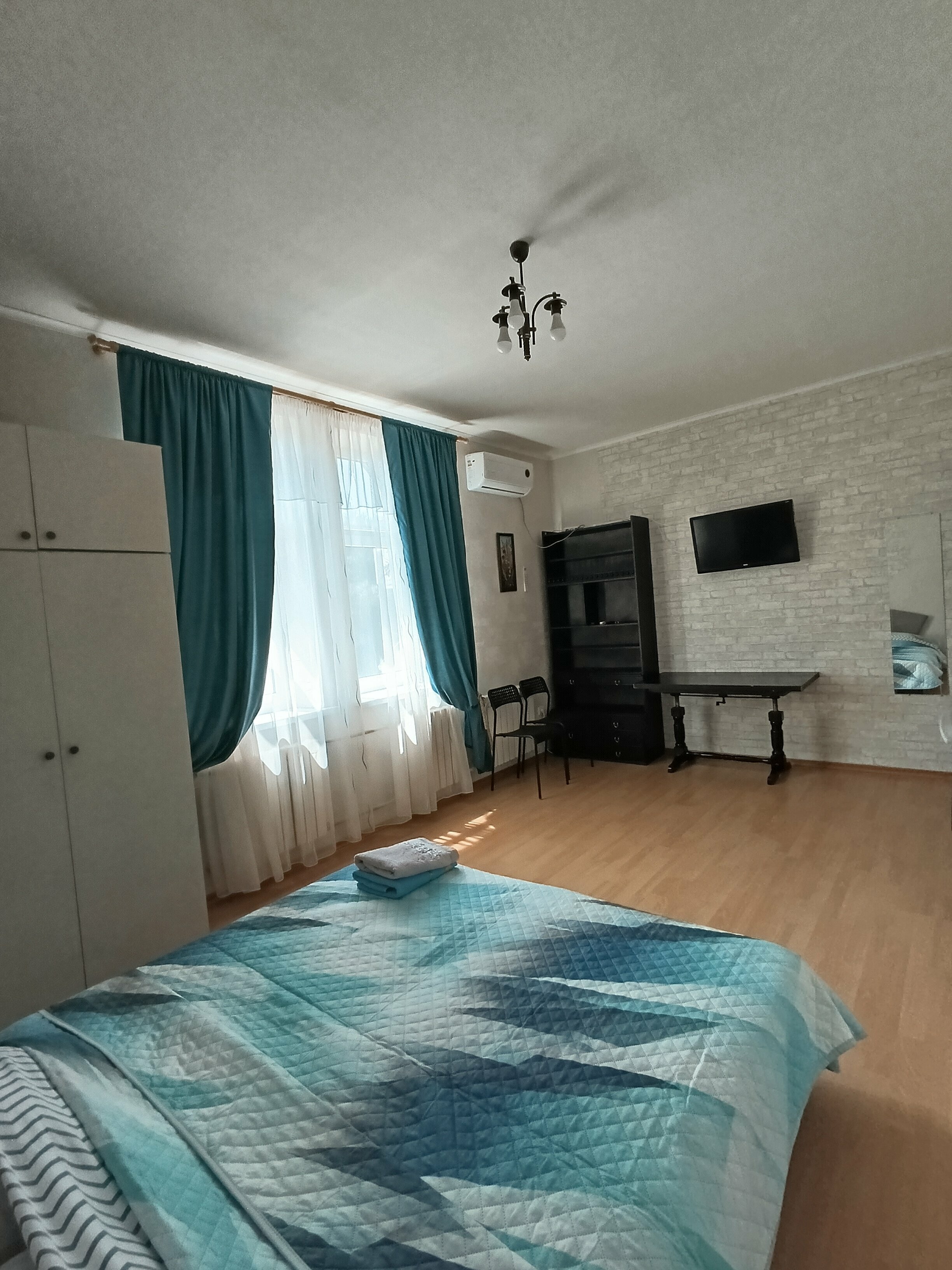 Стандартный двухместный номер с кроватью и общей ванной комнатой